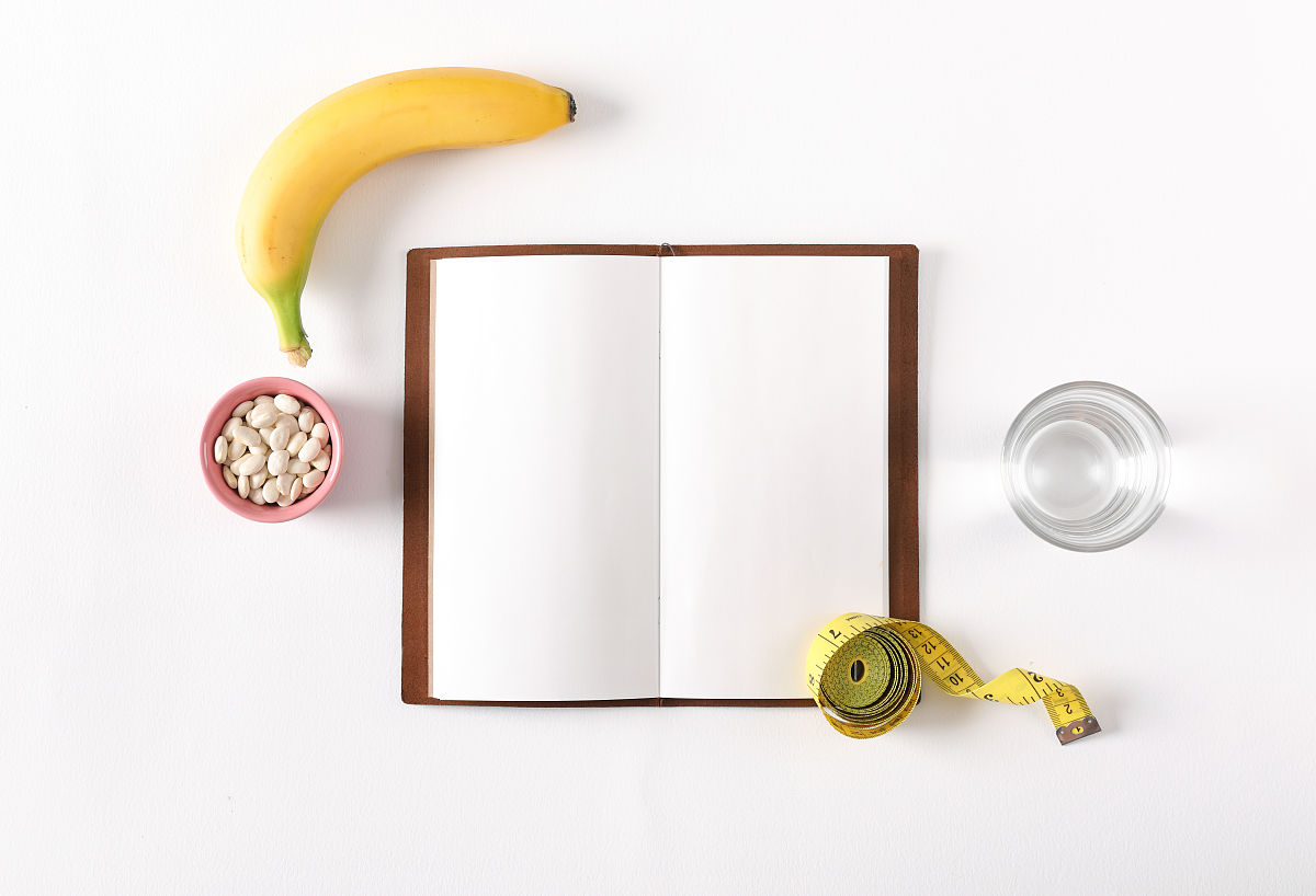 你是一个专业的营养师给我制定一个在50天内减重7斤的计划首先减重需要控制饮食和增加运动量。以下是一个在50天内减重7斤的计划：1 设定目标：每周减重1-2磅50天后减重7磅。2 控制饮食：每天摄入的总热量应该比消耗的热量少500-1000卡路里。建议每天摄入1200-1500卡路里的热量以保持健康和营养均衡。3 增加运动量：每周至少进行150分钟的有氧运动如快走、跑步、游泳或骑自行车。此外每周还应