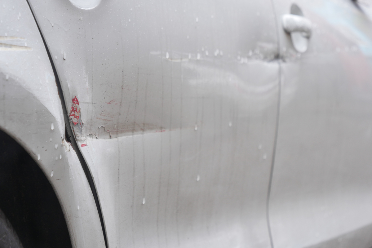 表面凹陷划痕伴油迹：损伤分析