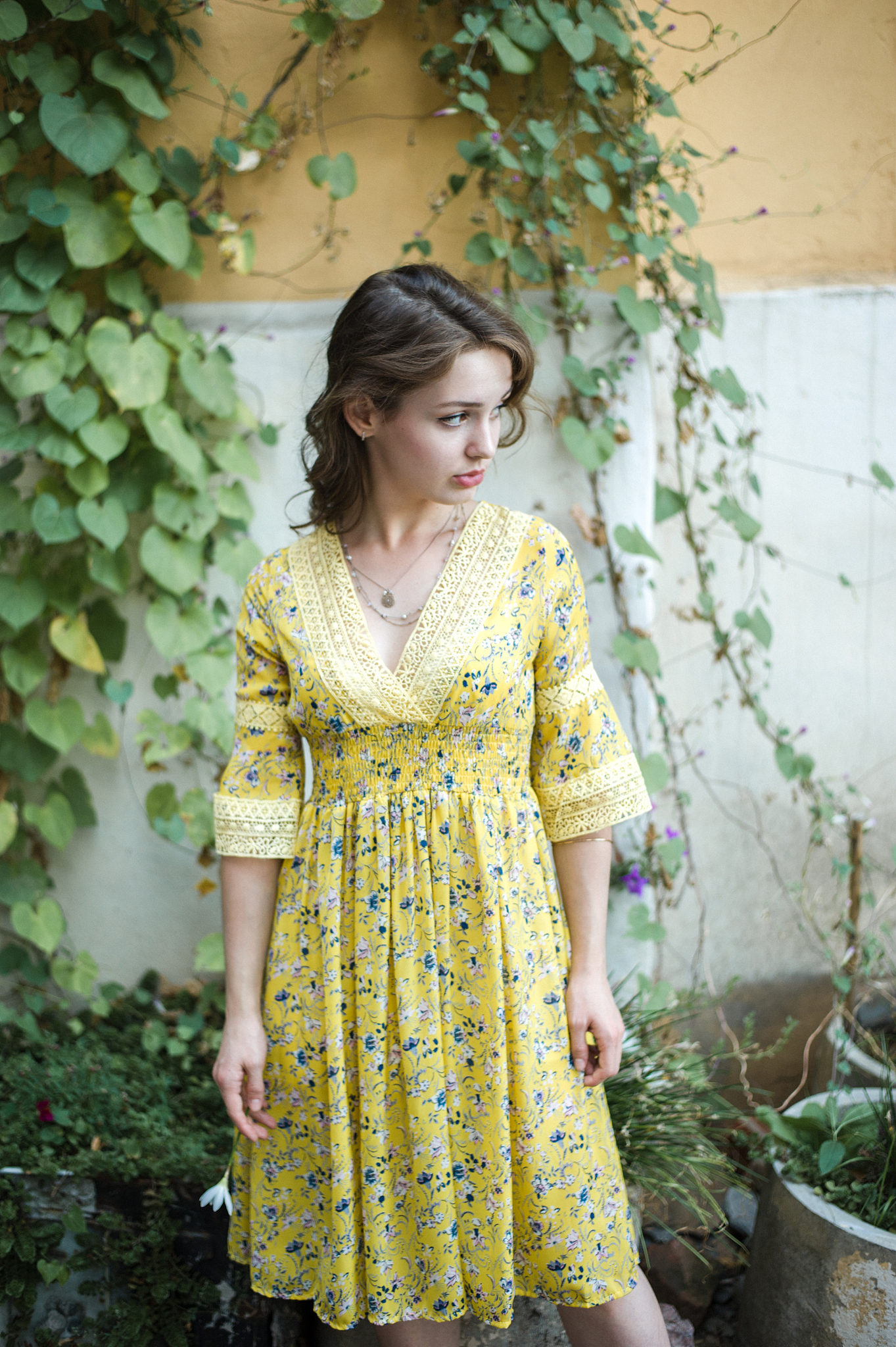 白色无袖马甲搭配红苹果印花连衣裙：清新时尚，趣味十足！