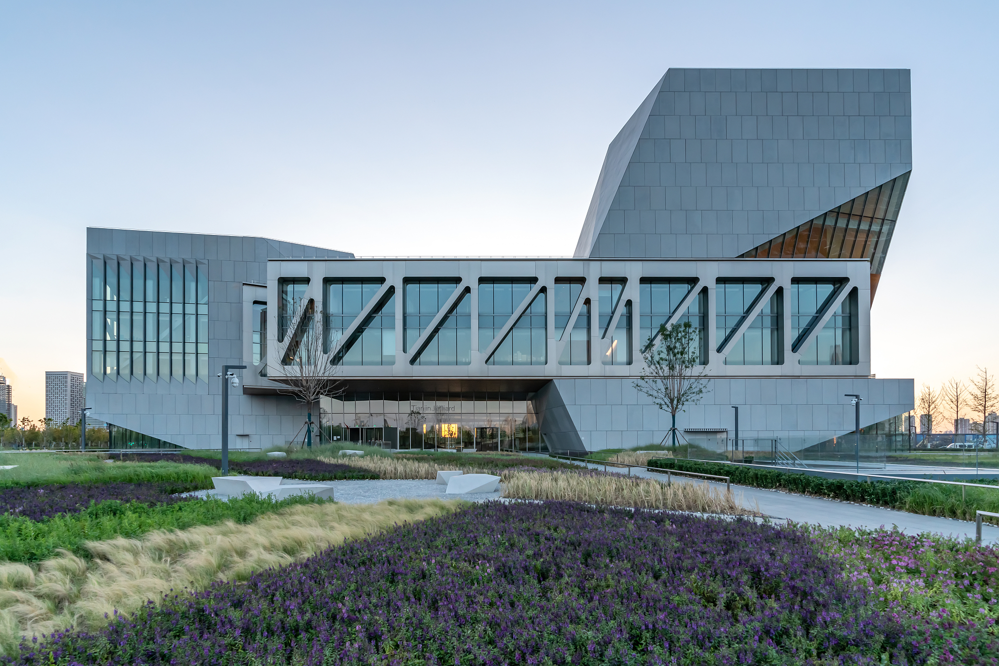 改写下面文字来降低论文查重率：School of Architecture and Art Hefei City College Anhui Hefei230601China