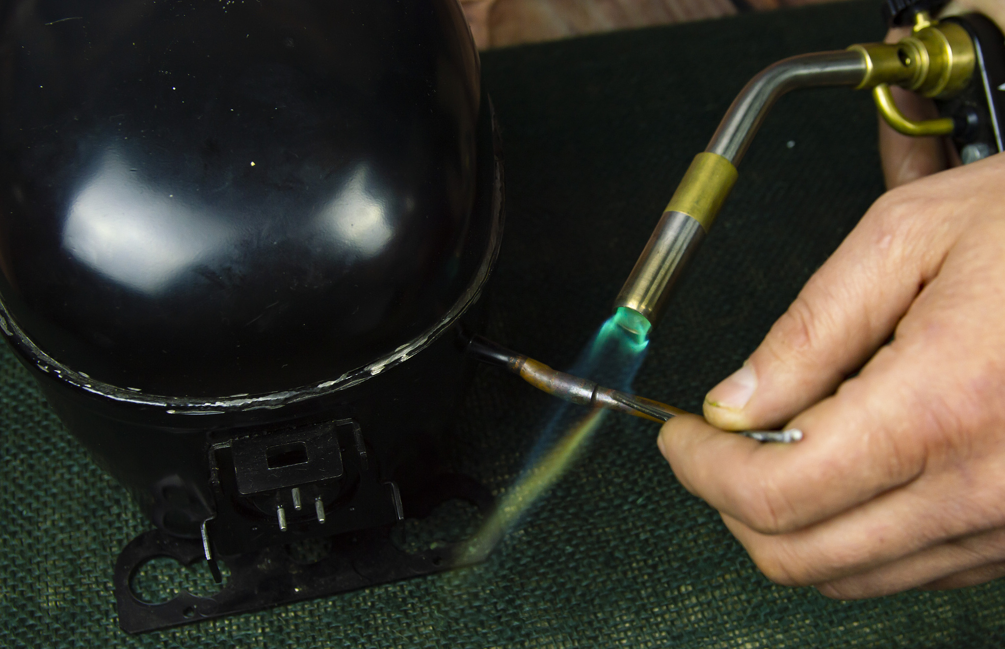 美菱三门风冷冰箱压缩机不工作，运行灯闪4次怎么办？