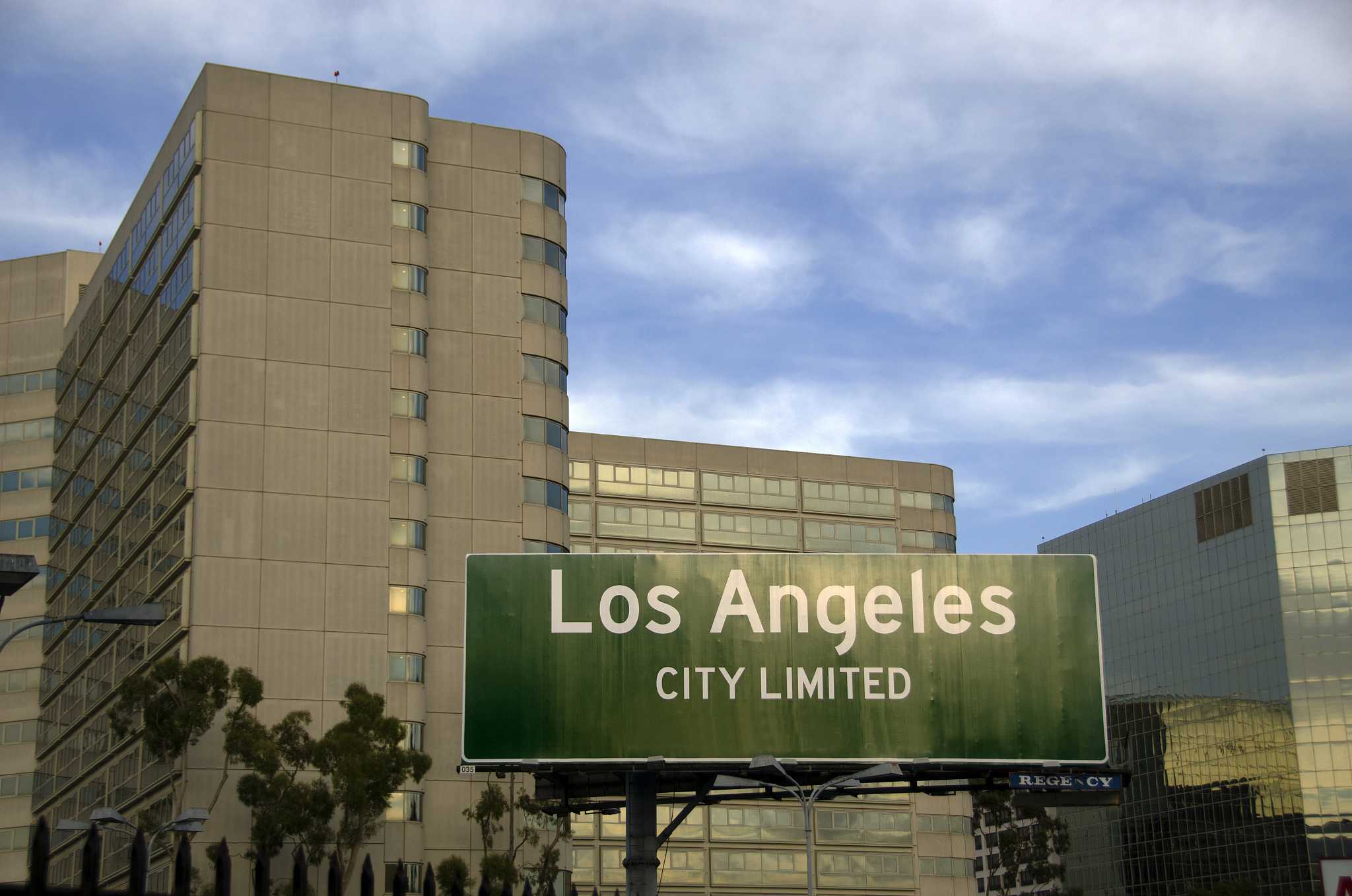 翻译英语；hi 您好我想再咨询下。我和我女伴打算下个月她月经来就来你们诊所。我是想再确认下你们诊所可以接我们的case嘛？其实我们是没有结婚我怕白跑一趟毕竟我们要从外国来。