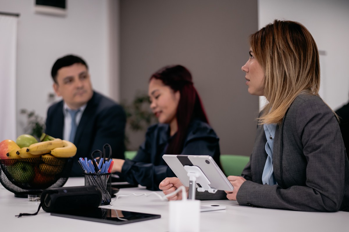 “人类训练”？同事间奇特互动引发热议