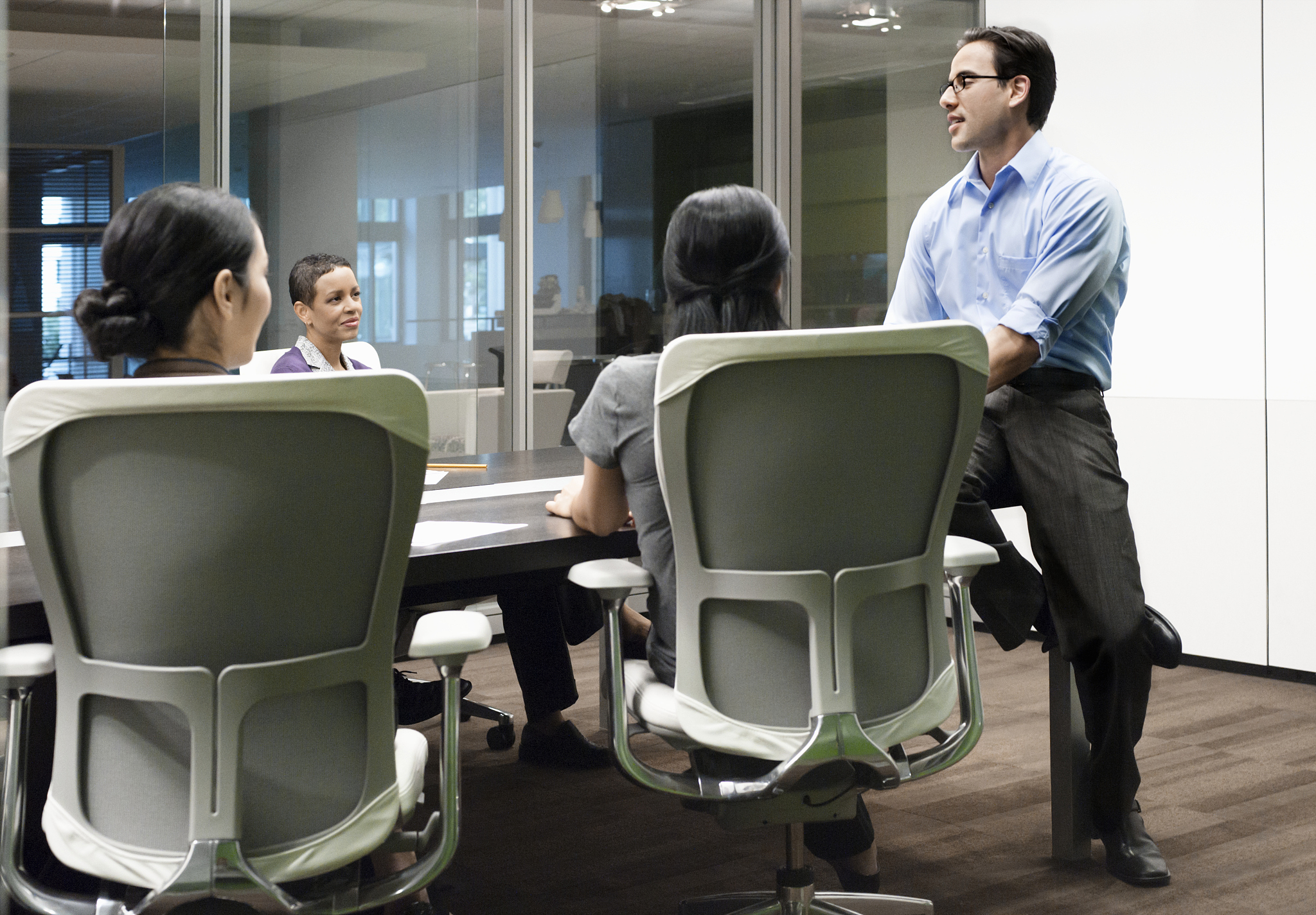 男领导出差叮嘱：注意休息、工作效率和安全