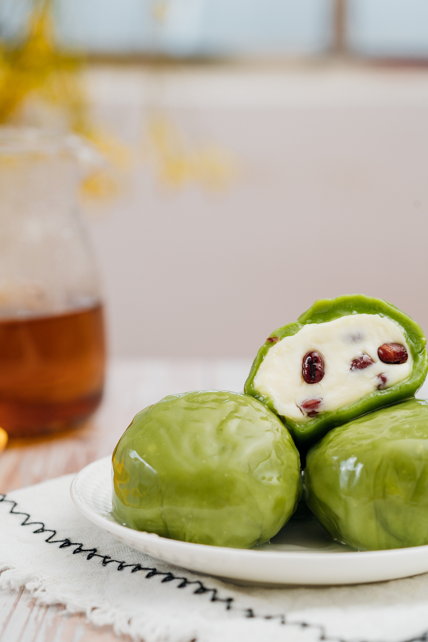 春来食艾！艾糍飘香清明时帮我想一些标题要能够吸引别人去购买简短标题的主题依然是艾糍艾粄、春天还有艾糍店家搞活动要求标题党可以有一些谐音梗标题党