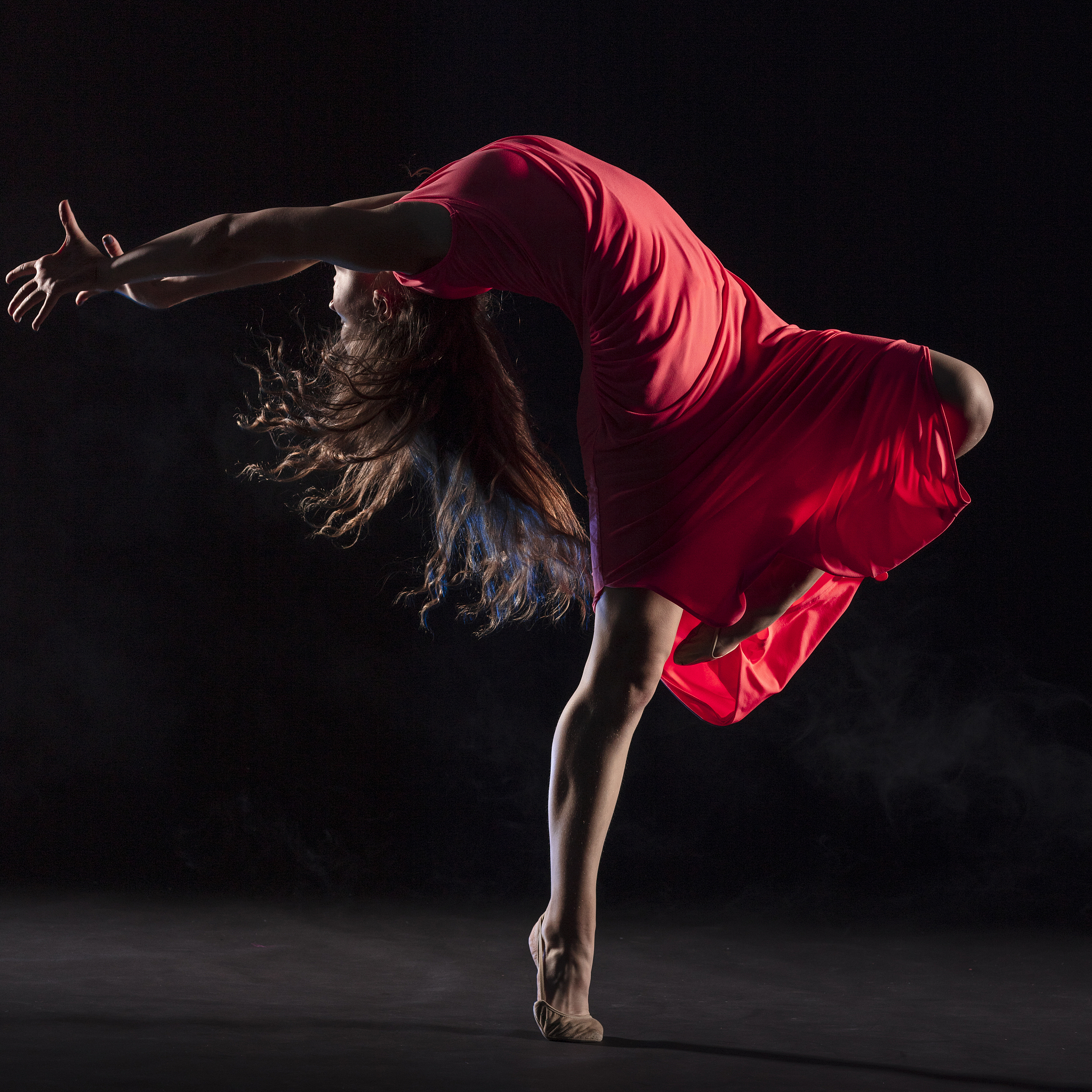 你是一位很有创意与才华的舞蹈编剧请帮我创作出世界上最优秀有创意结局运用留白方式内容加点黑色幽默结合现代舞且能让观众共情引起反思的一个舞剧剧本包括服装道具妆容。