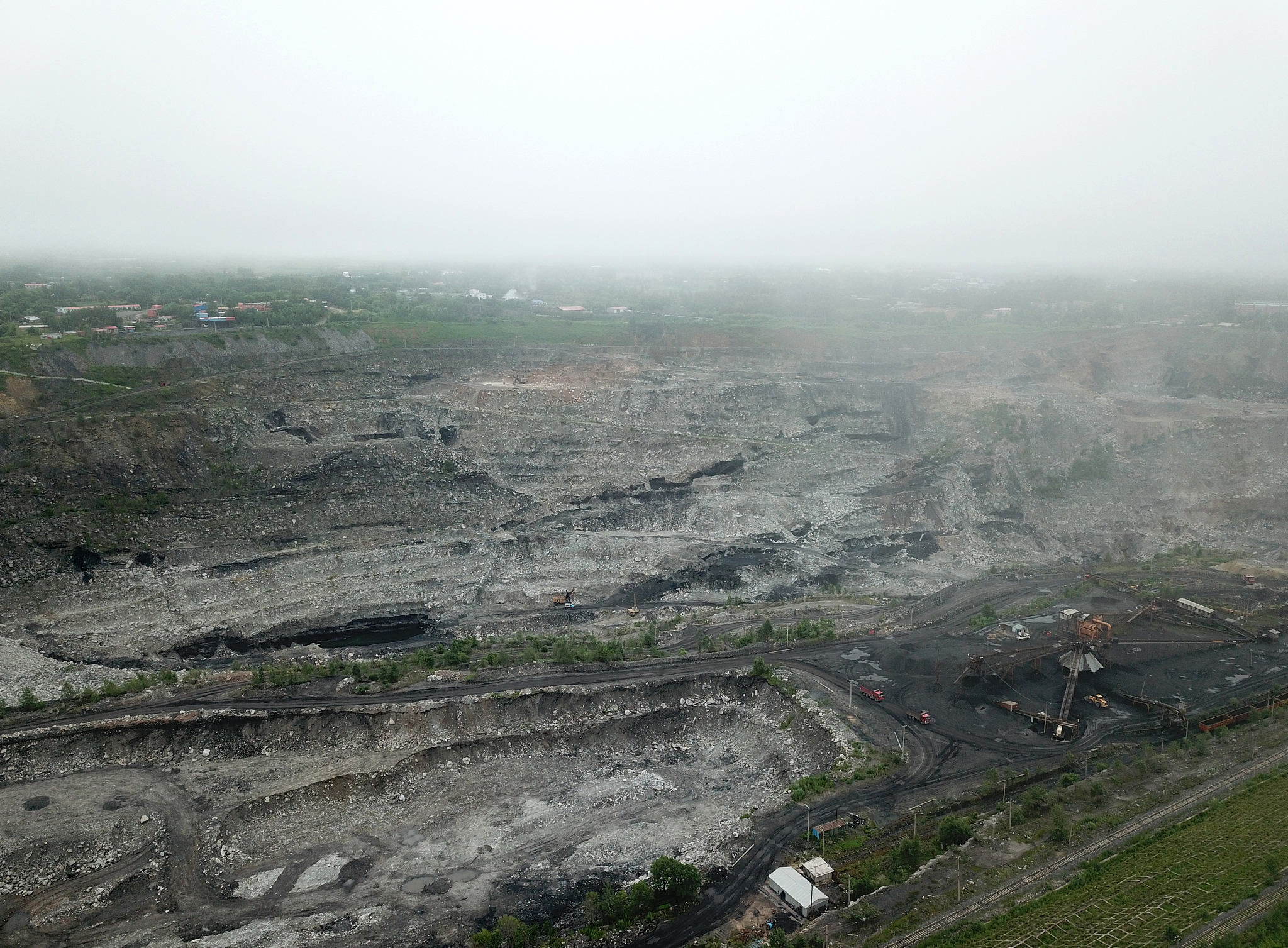 简述图中采煤塌陷区对淮南城市发展不利的影响？分析西部城区和山南新区功能区定位的合理性