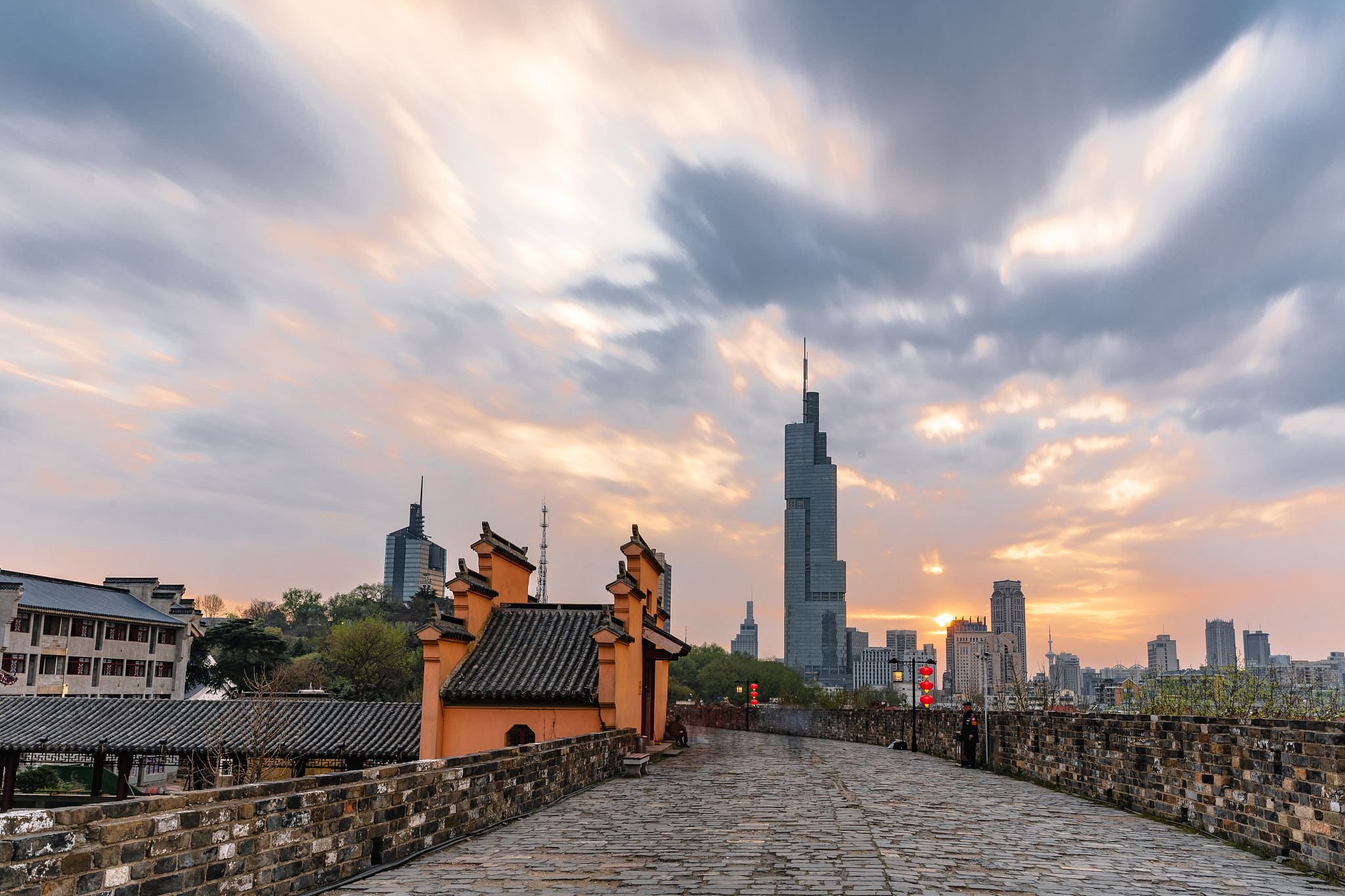 南京台城景区遥望紫峰大厦日落