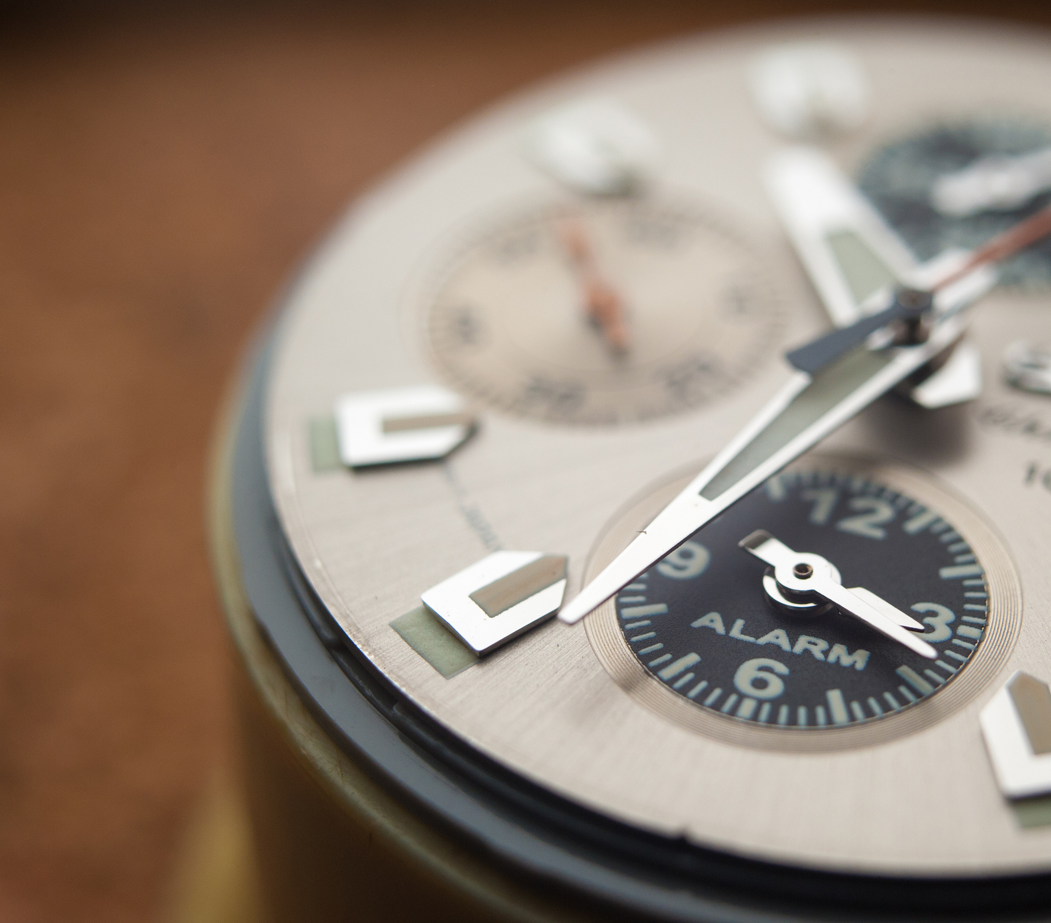 朋友：Awesome I still like wrist watches even though they seem to be becoming something of the past 我如何回答？