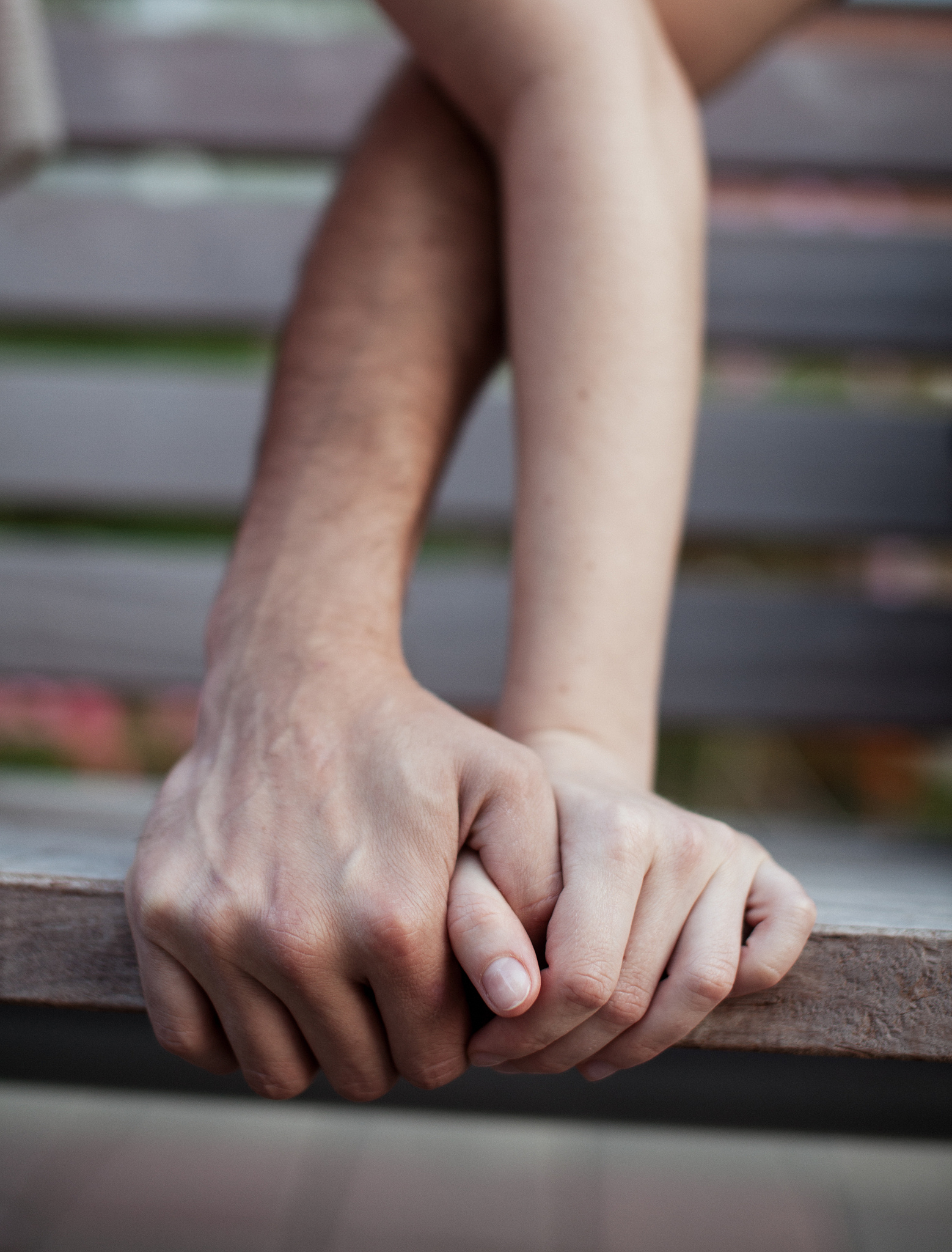 假设你是名取标题党请你帮我归纳以下这段话并提供至少不少于三个吸引人的标题。女看脚男看手就知家中有没有这句话传统而深刻。它的意思是通过女人的脚和男人的手可以看出家庭的生活水平和质量。这些话虽然不是科学的但也有一定的道理。一：女看脚从古代开始男尊女卑的观念导致了女性裹脚的陋习。尤其是在富裕的家庭里女孩子从小就被迫裹脚。这是一种社交礼仪可以反映女孩子的家庭背景。但是现代社会已经没有了这种习俗。现在女人的