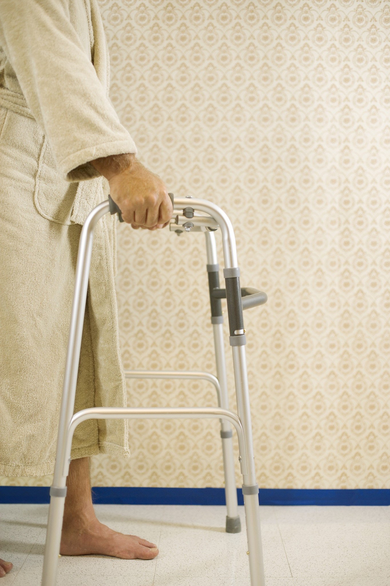 老人坐在地上起不来工具