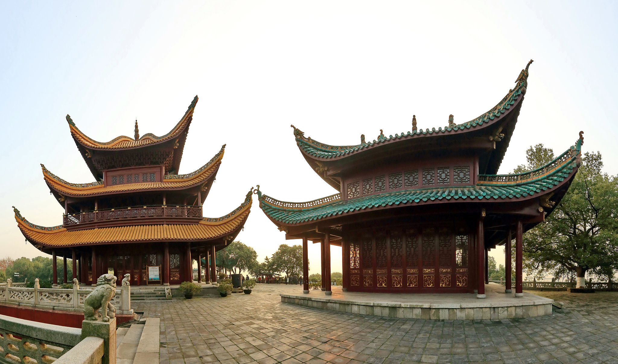 我想去岳阳旅游请你以导游的身份给我一份攻略