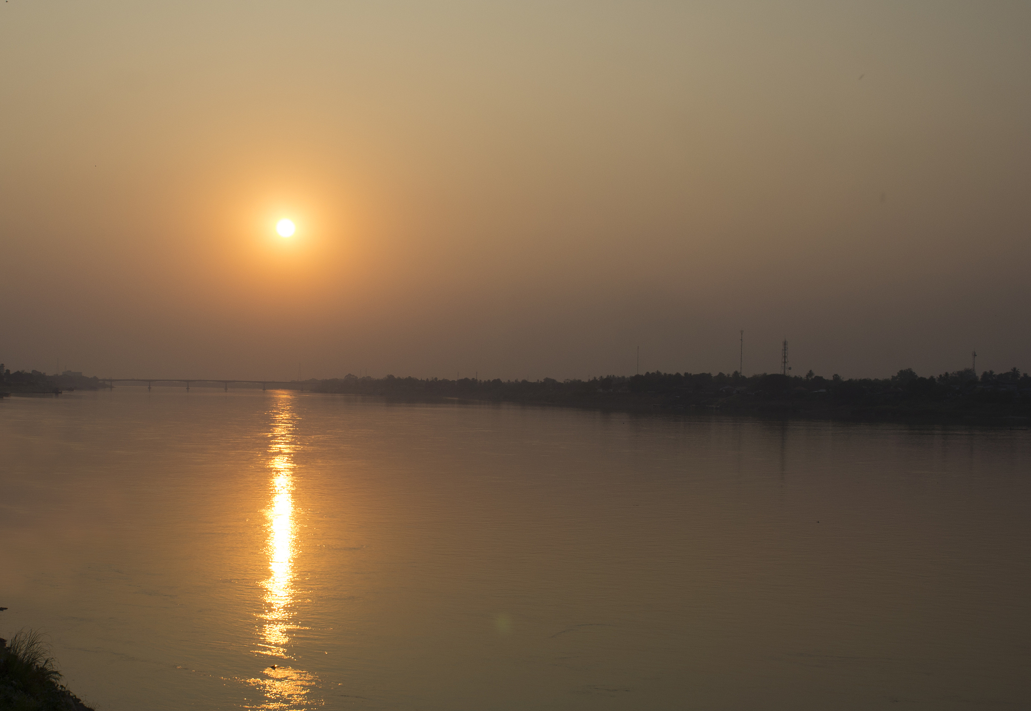 红色太阳在青色的雾中生起看起来朦朦胧胧有树有水村庄在沛县以此为线索写一首押韵的唐诗