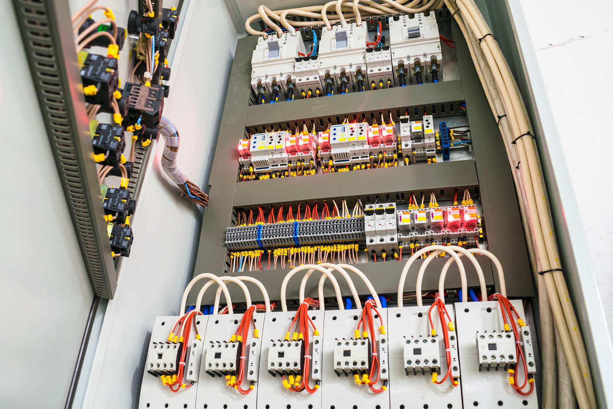 交流配电箱用什么导线？常见类型及应用