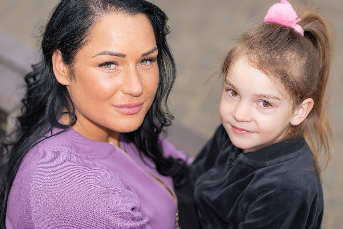 用通俗易懂的语气将下面一段话翻译成中文并结合文章的意思对词句进行调整使之表达流畅语句通顺：Девушка на крыльце в стоптанных башмаках и грязном пыльном платье медленно подняла лицо «Я Варя» - пробормотала она Прижав руку к губам чтобы сдержать рвущ