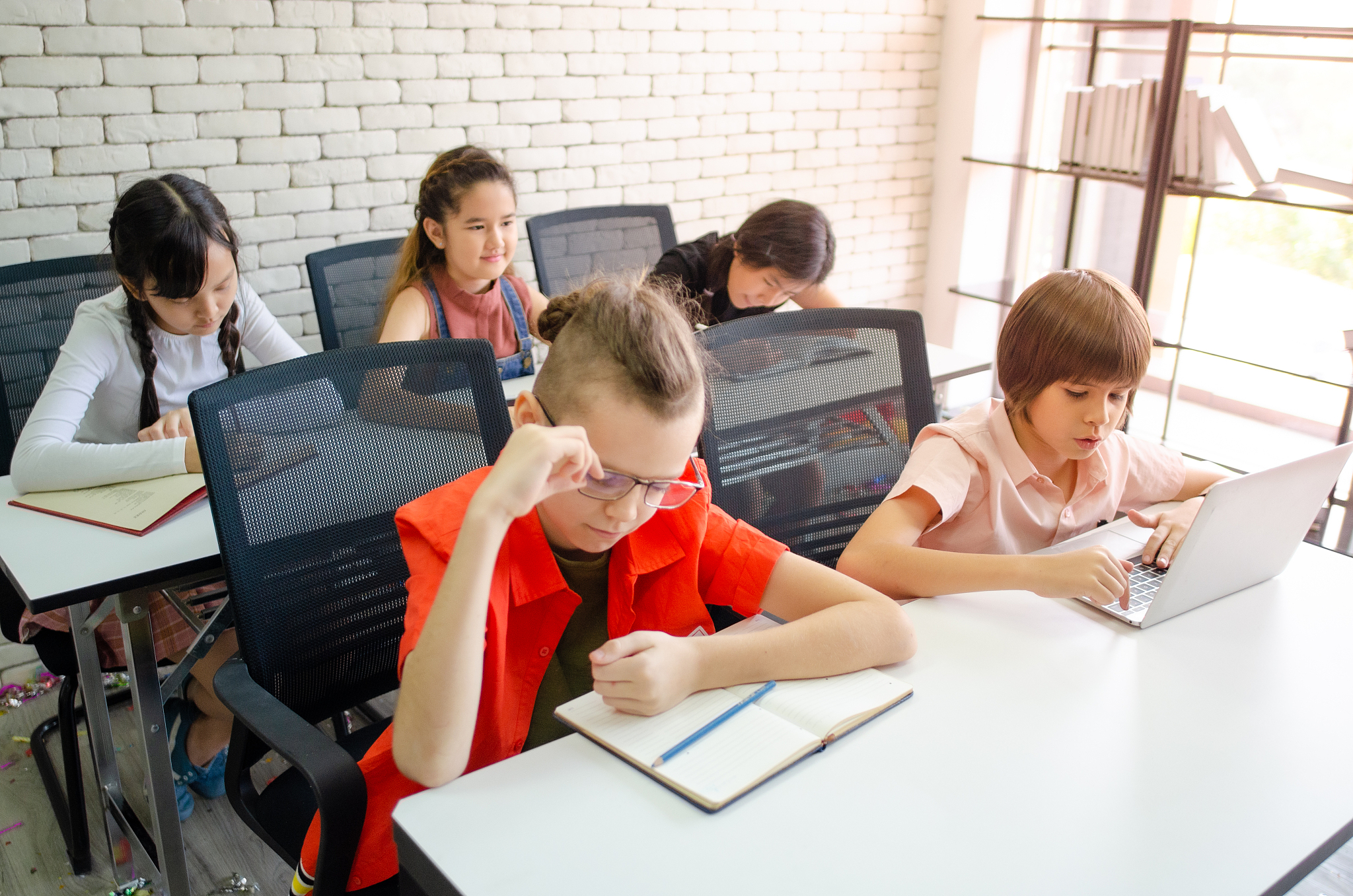 在线上课堂上学生掌握课堂知识的程度主要取决于多种因素如教学的质量、学生的学习态度和能力等。 扩写