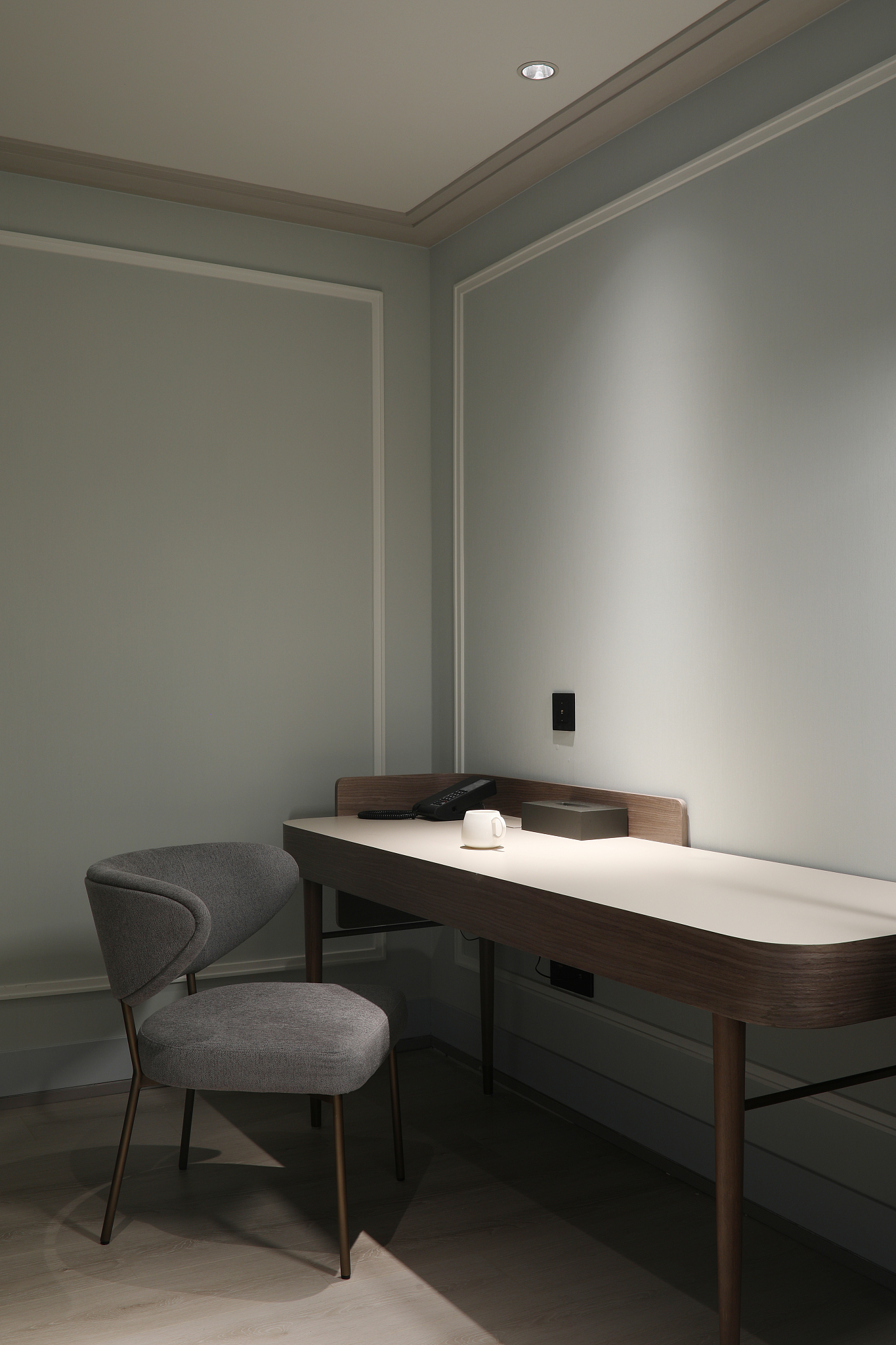 皓月灰书桌搭配什么颜色好看？最佳颜色组合推荐！