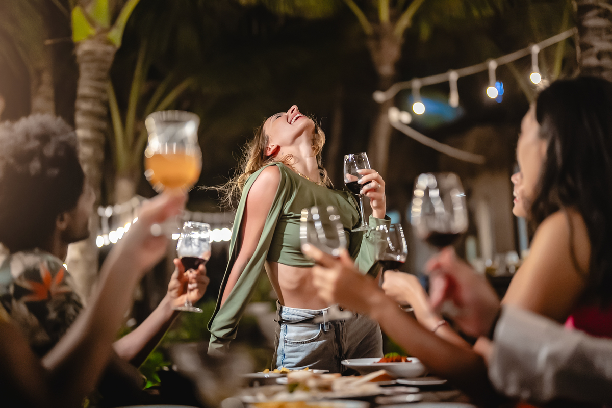 周末聚会！约上朋友一起喝一杯，放松一下！