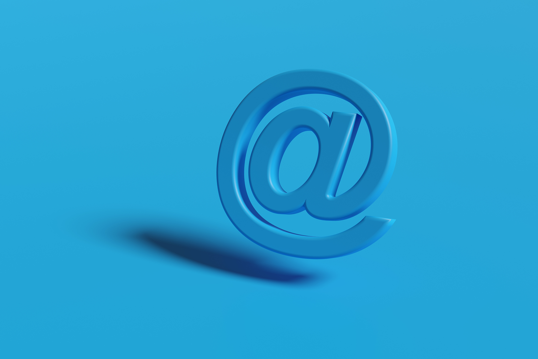 at sign in three dimensions isolated on a blue background. 3d il
