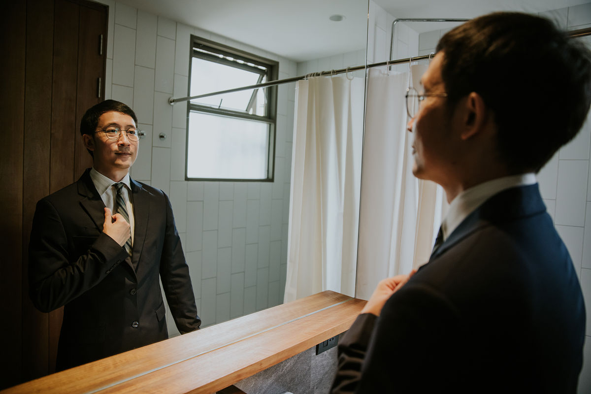 商人打领带,准备去办公室.