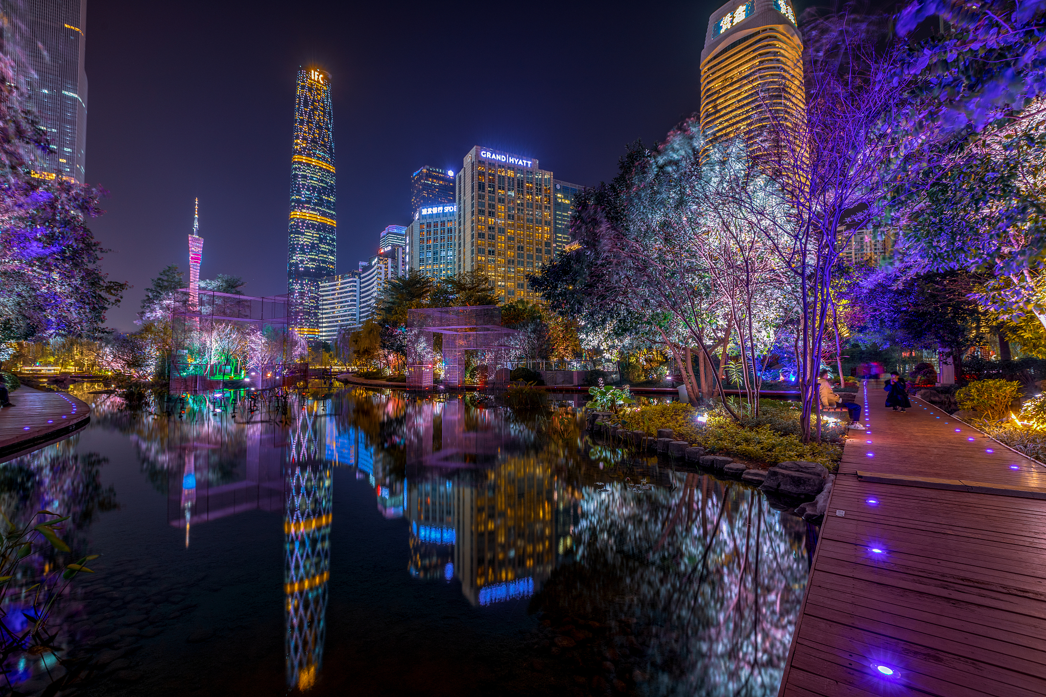 灯光璀璨 流光溢彩的意思