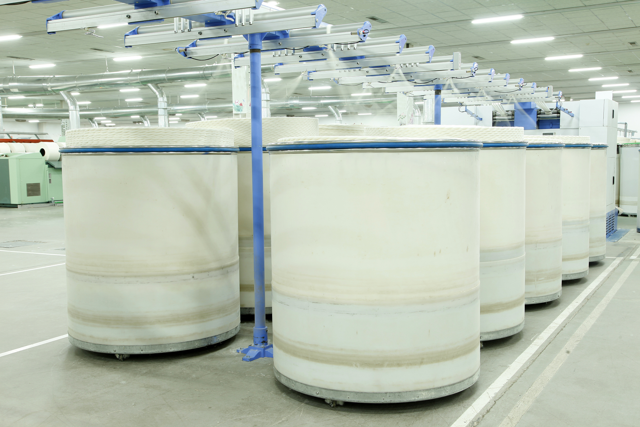 你是一名写作指导我是一名需要指导的学生下面每一句话你都要作出修改在不改变原文意思的情况下降低重复率：机械加工技术是指通过机械加工改变坯料的形状、尺寸、相对位置和性质使其成为合格零件的整个过程。加工技术是工人加工的基础。 普通零件的加工过程是粗加工-精加工-装配-检验-包装这是一个通用的加工过程。 机械加工工艺流程是制造和加工工件或零件的步骤。直接改变坯料的形状、尺寸和表面质量以使其成为零件的过程称