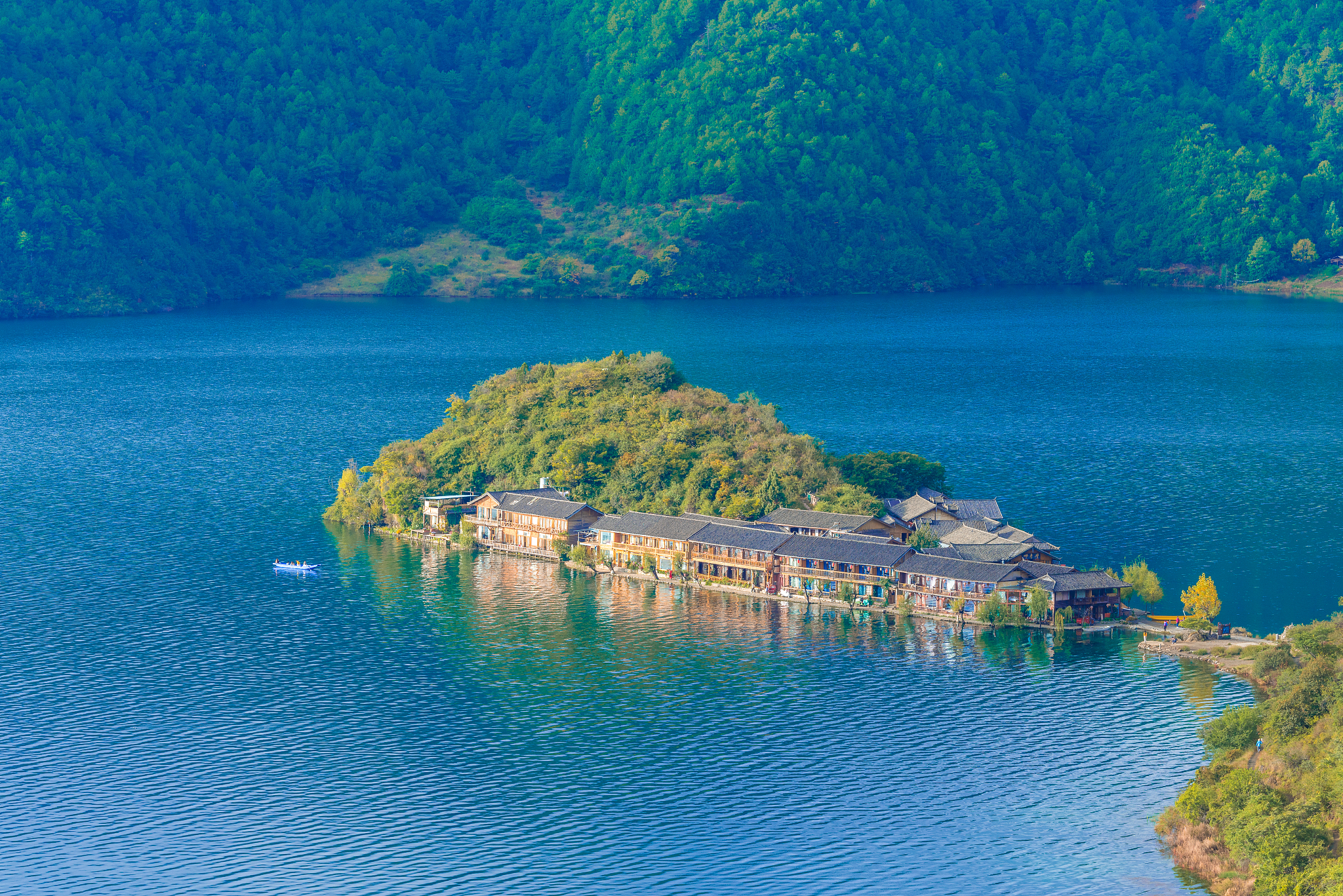 泸沽湖旅游交通指南：从昆明、丽江等地出发，如何便捷抵达？