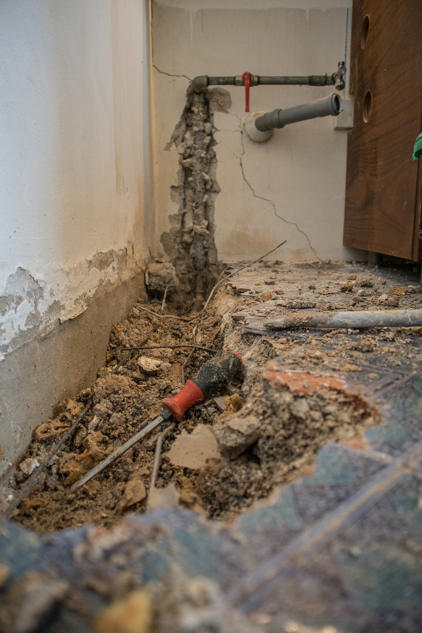 关于绿色家园小区管道施工质量问题造成天然气泄漏的原因分析写成一段话的形式。