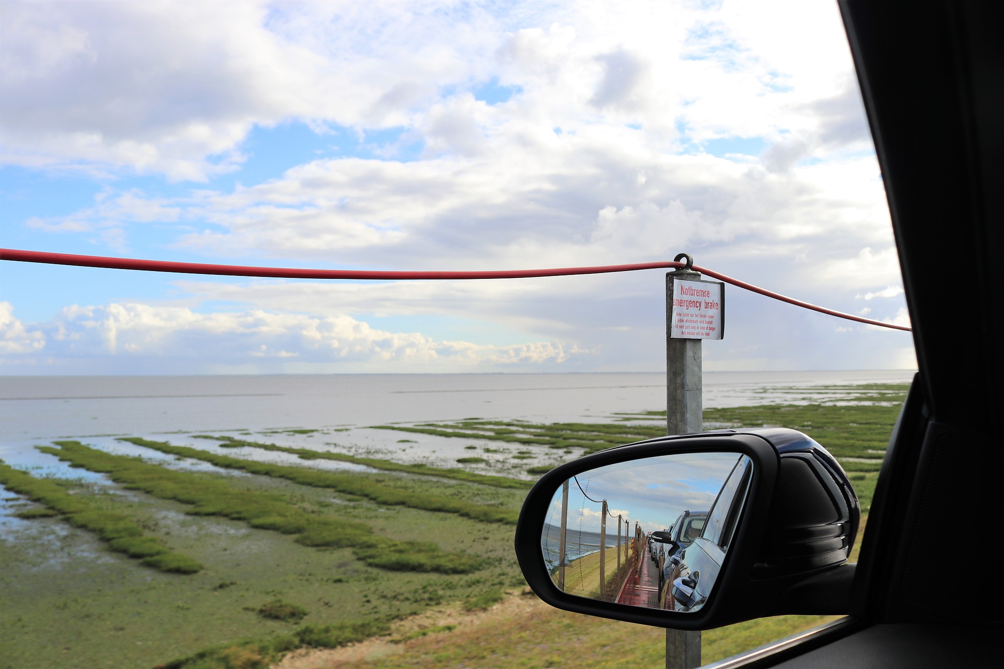 改写：传统合金如钢铁、钛合金、镁合金、铝合金等已有很长的发展历史被广泛应用在航天、海洋、汽车、生物等工业领域。这些传统合金通常以某种元素作为主要组元以实现需要达到的主要性能并通过添加其他元素实现次要性能以及性能优化。根据这种合金设计思路目前已经有包括钢、钛合金、镍基合金、铝合金等30多种成熟的合金体系并广泛用于工业生产的各个方面。然而由于主元元素的限制传统合金的成分设计空间受到了极大限制。另外传统
