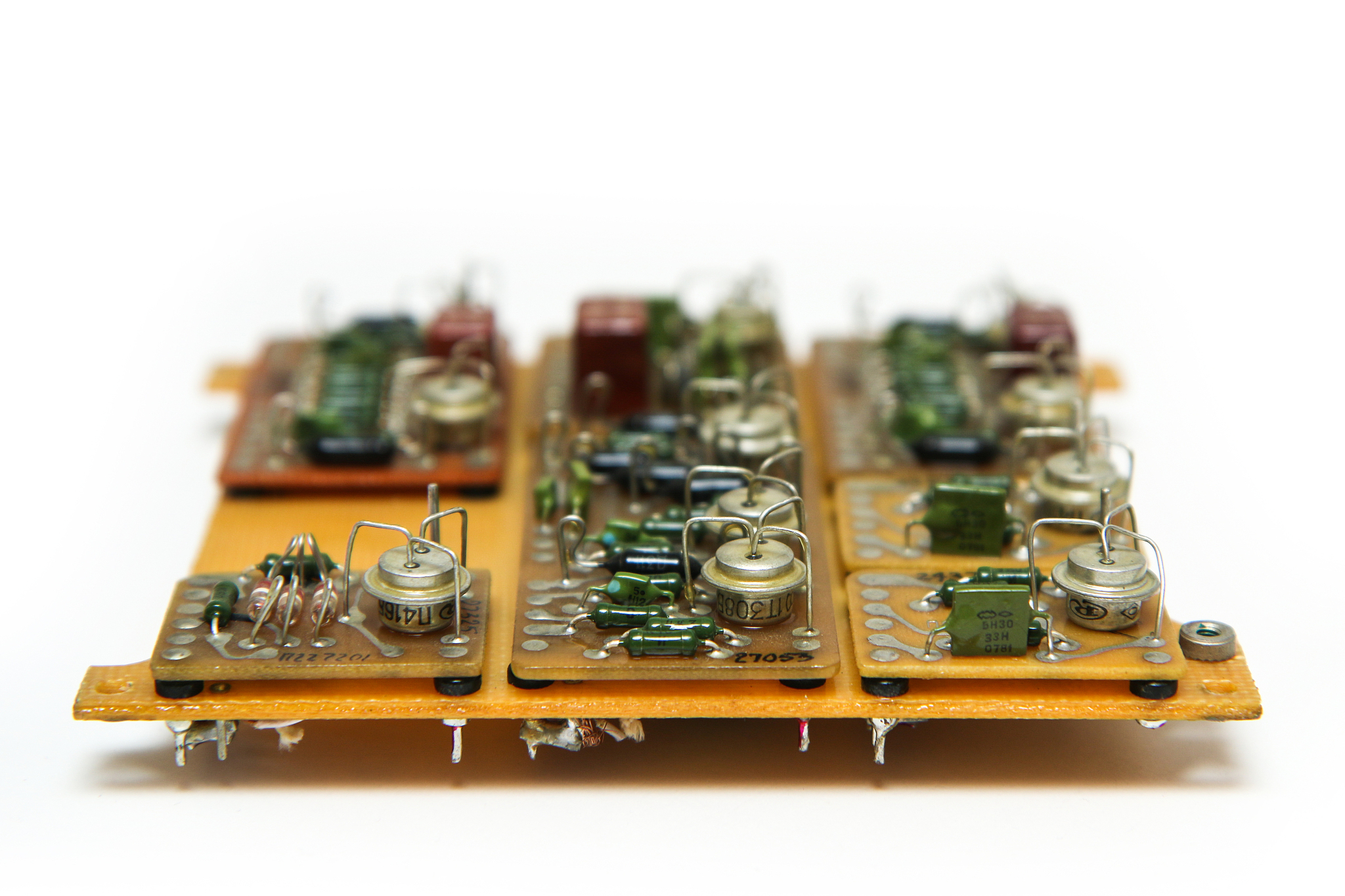 改写晶体管是一种半导体器件可以控制电流流动是现代电子技术的基础之一。晶体管的发展历程可以追溯到20世纪40年代。1947年贝尔实验室的三位科学家肖克利、巴丁和布拉顿发明了第一台晶体管这是一种基于半导体材料的电子开关。与传统的真空管相比晶体管更小、更便宜、更耐用而且不需要预热就可以工作。1950年代晶体管的应用开始扩展到计算机、电视、收音机等领域。1958年杰克·基尔比和罗伯特·诺伊斯发明了第一台集