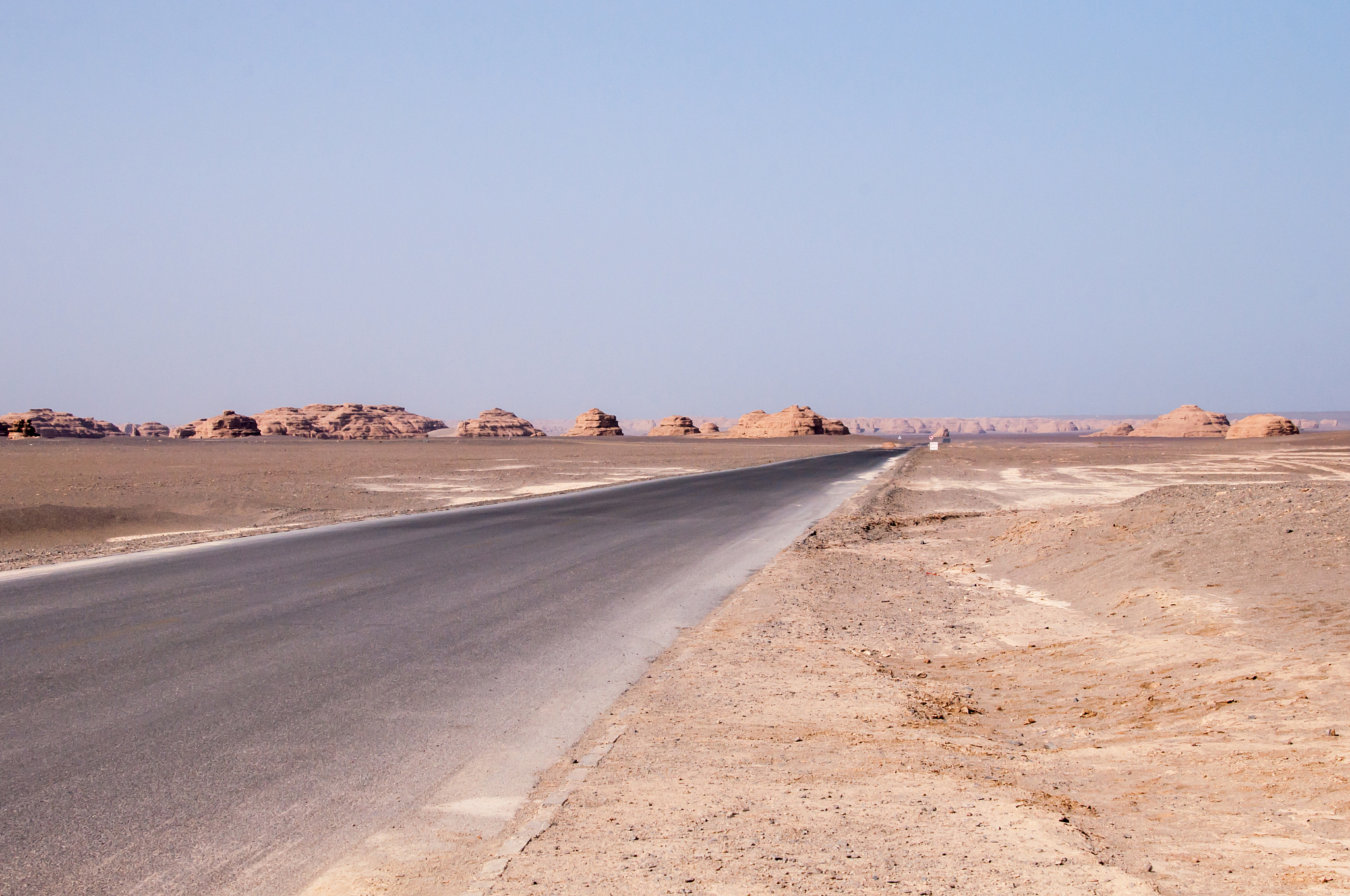 请以六年级学生的口吻为我我写一篇不少于60单词英语作文作文题目My holiday plan以去敦煌旅游为具体内容参考以下问题：1Which place are you going to visit this summer holiday2How long will you stay there3What will you do there