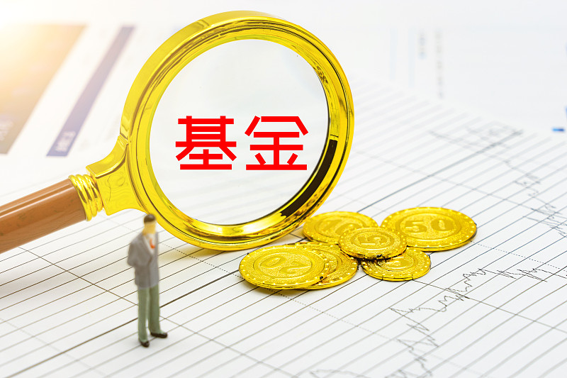 商务人士用放大镜观察金融股票投资理财概念