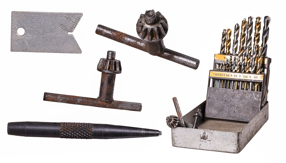 translate 用针将手工品缝在胸针上或者用热熔胶粘在胸针上 into English