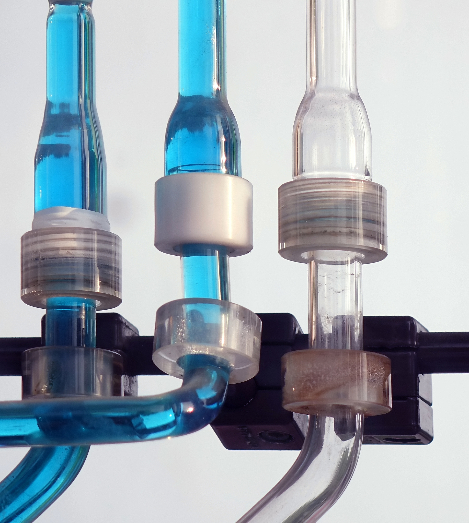 石英管中晶体棒的冷却系统 - 冷却水单向带走热量