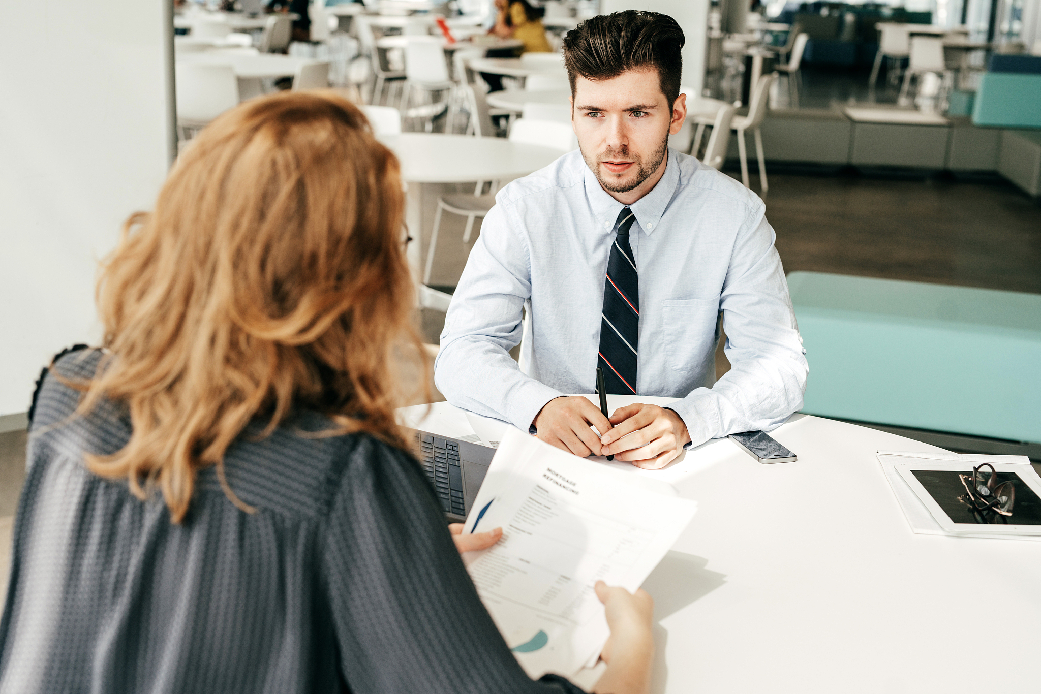 《面试：OX X？》A：我是面试官eehinooqrsstuxB：你好我是acfiikloprsstA：你喜欢运动吗？B：我从没运动过A：请问什么大家有你没有？B：我没病A：那什么大家有我没有？B：你没马B：你还有问题吗？A：没了你的面试结束了 ①请通过上面的文字内容判断该名考生是否通过了面试？2分②如果他通过了面试请简述理由；如果他未通过面试怎样才可以使该名考生通过面试？8分