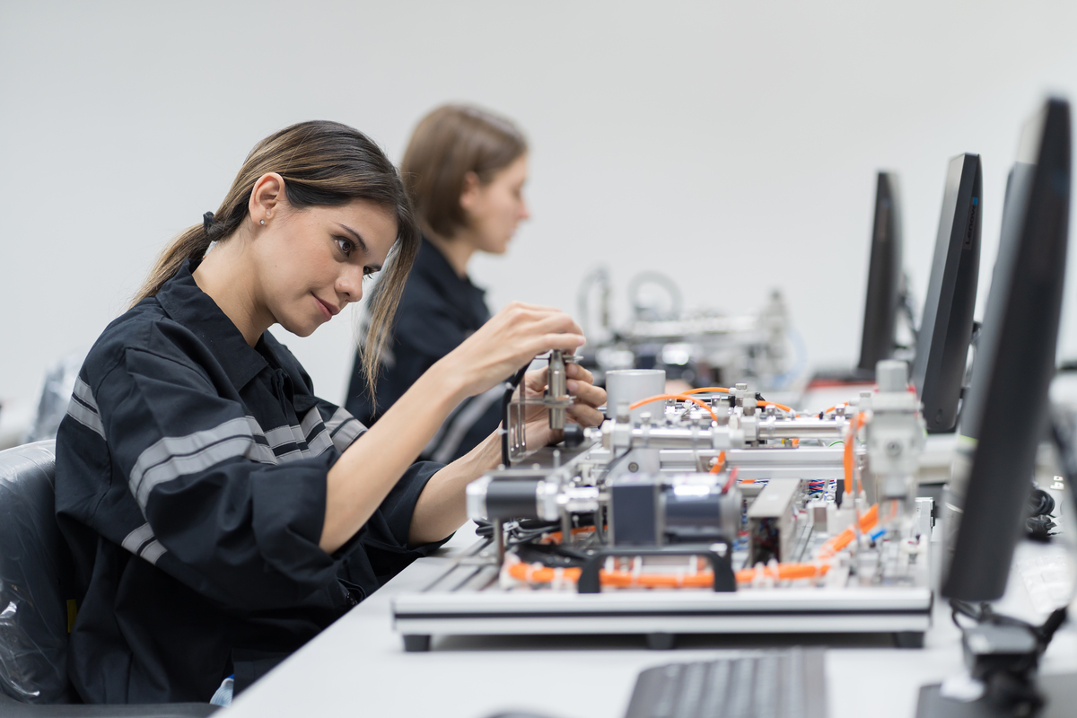 硬件研发工程师职业环境分析：挑战与机遇