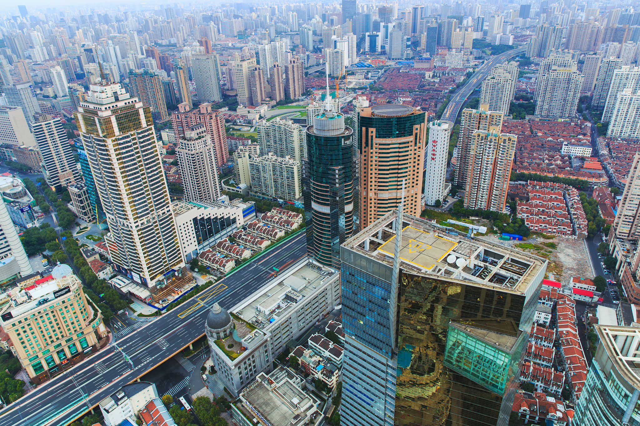 请叙述一下关于城市更新的前身与现在及未来发展形成一篇不少于3000字的格式正确的论文