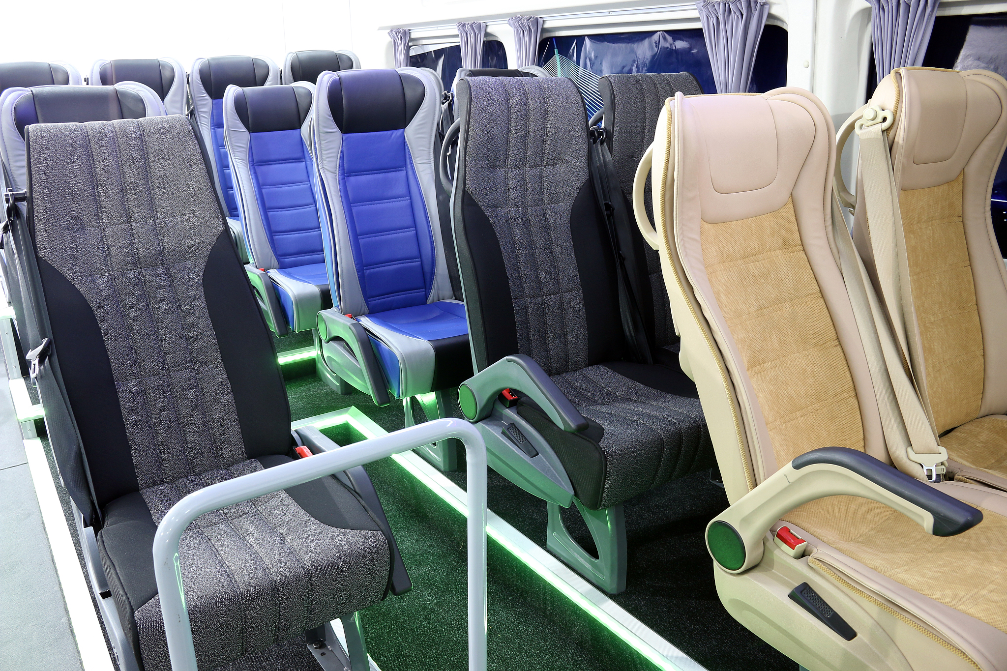 大巴车和小巴车分别有多少个座位？ - Passenger Seats on Buses