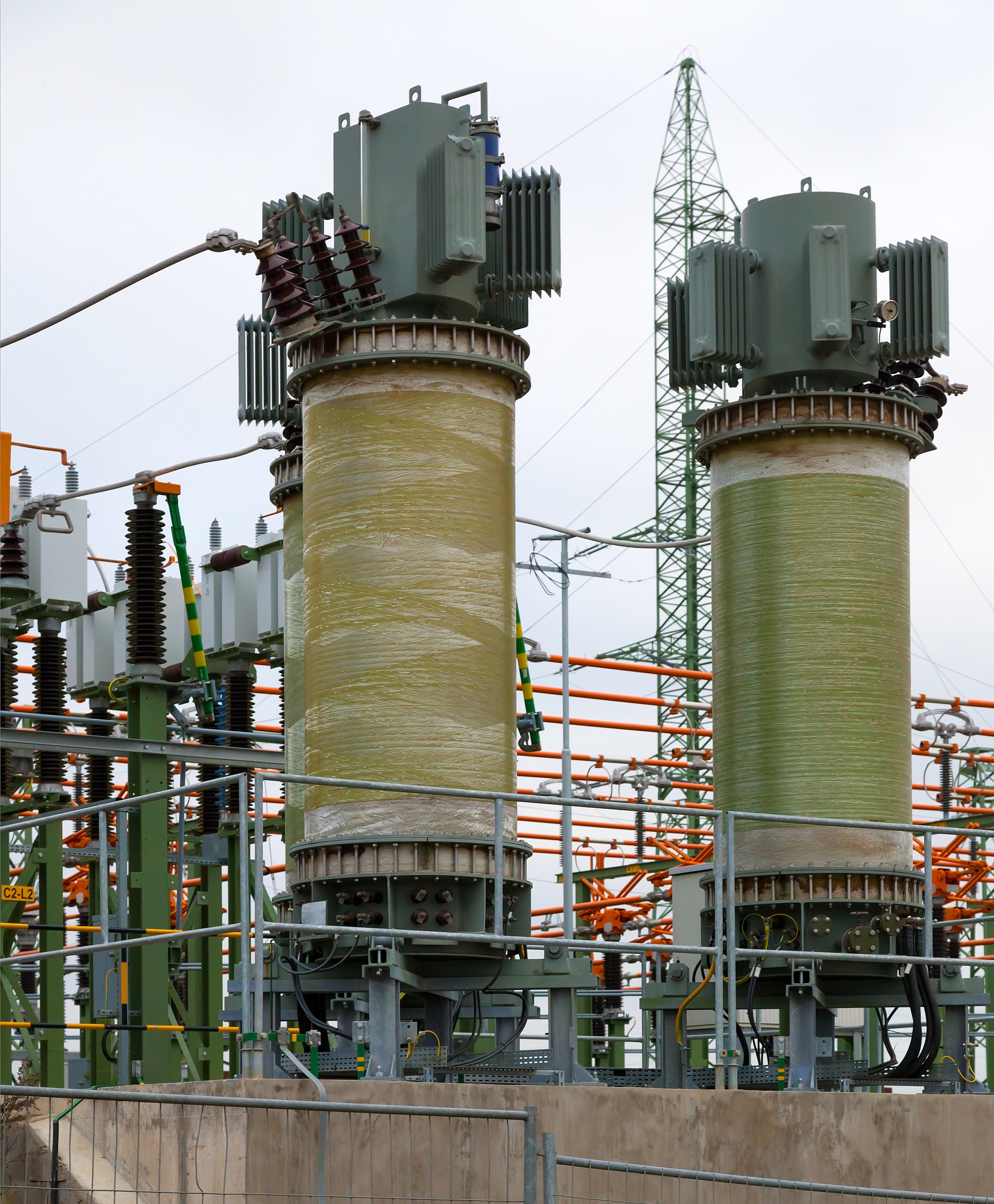 润色机组采用了500kV一级电压接入系统并且备用启动电源是通过从厂内500kV母线一级降压方式引接的。为了实现这种接线方式需要使用5006kV变压器设备将电压从500kV降压至6kV的厂用高压电压等级然后直接与厂用配电装置连接。在早期由于5006kV有载调压分裂变压器变比过大而容量较小因此变压器的制造难度较大。但是随着工程需求的增加目前国内已有不少公司开始生产这种变压器。因此在进行接线时我选用备用