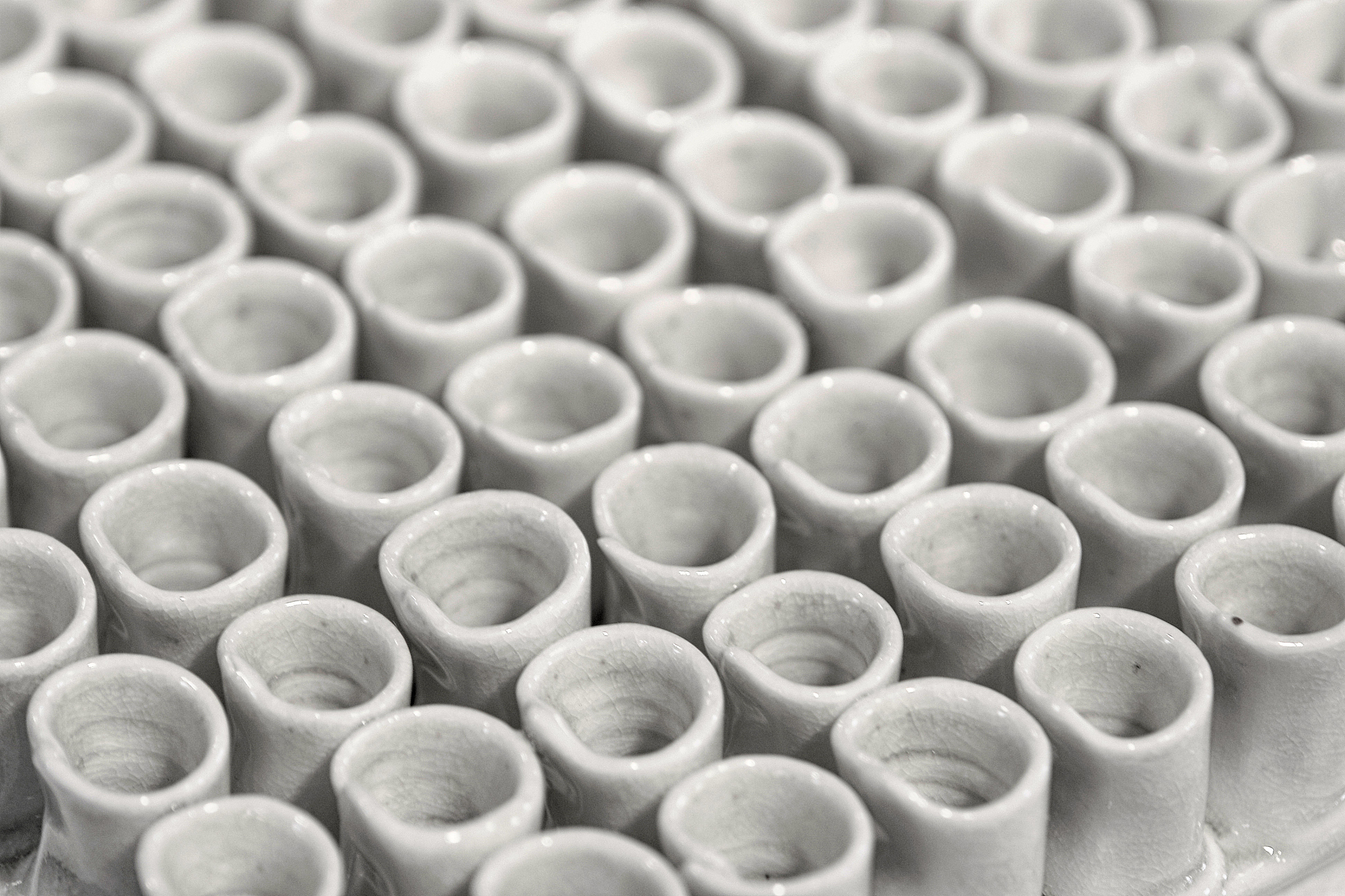 简述热喷涂陶瓷层状结构的基本特点并说明如何制备沉积扁平粒子间化学结合充分的涂层。