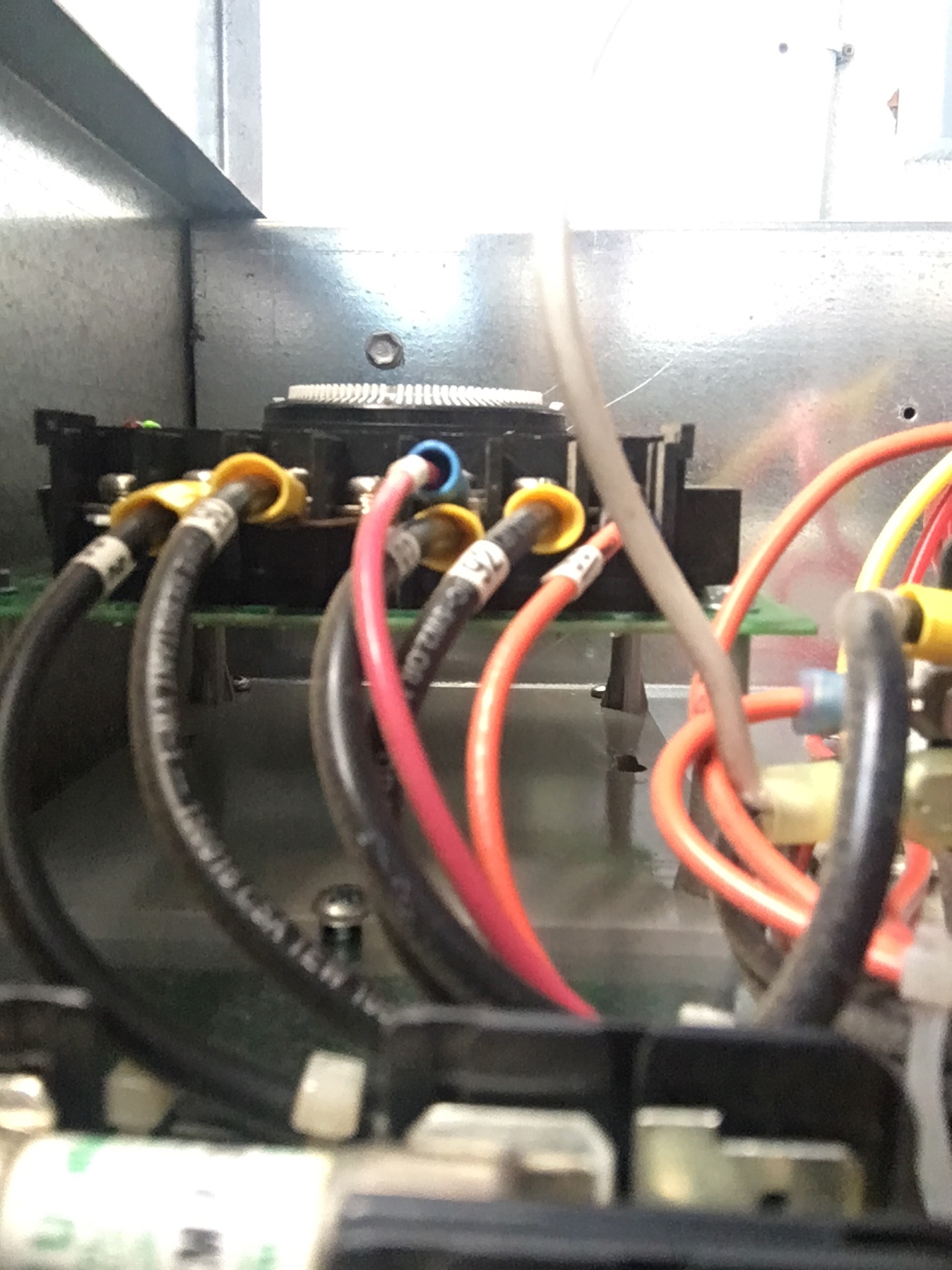 把下面这段话改通顺一点：该系统基于单通道水冷方式控温在12℃实验测得的高功率输出波动1。该装置简单紧凑高功率长时间输出稳定因此具有高度的实用性和广泛的应用价值。