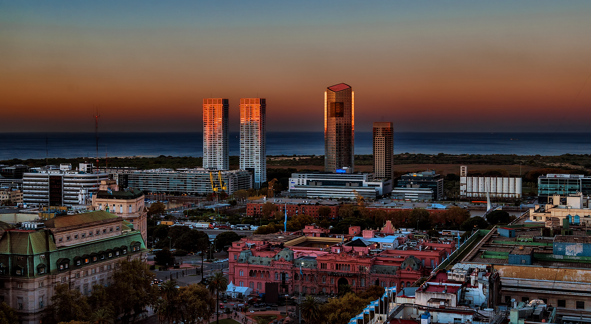 edificios a la tarde