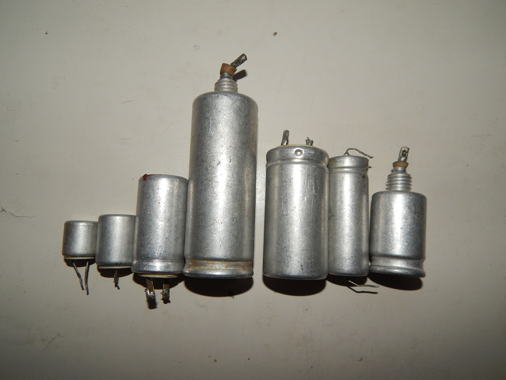 阴极射线管由哪些部分组成？它们的功能分别是什么？