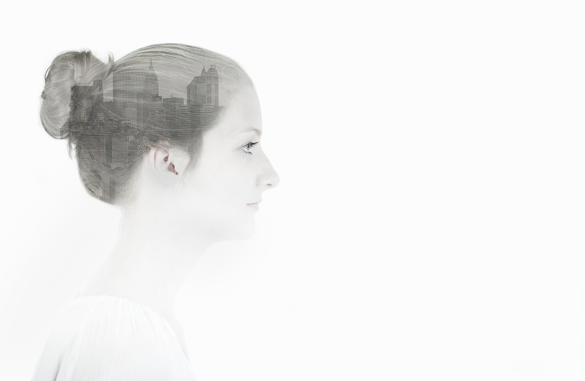 这句话有没有语病“多地区划中强制或鼓励新建筑进行LEED认证，虽然符合LEED标准的建筑可以降低能源消耗、改善室内空气质量，实现建筑全周期的可持续性，但是其昂贵的可持续材料、技术与认证成本导致一些开发商质疑LEED认证的收益是否大于成本。”