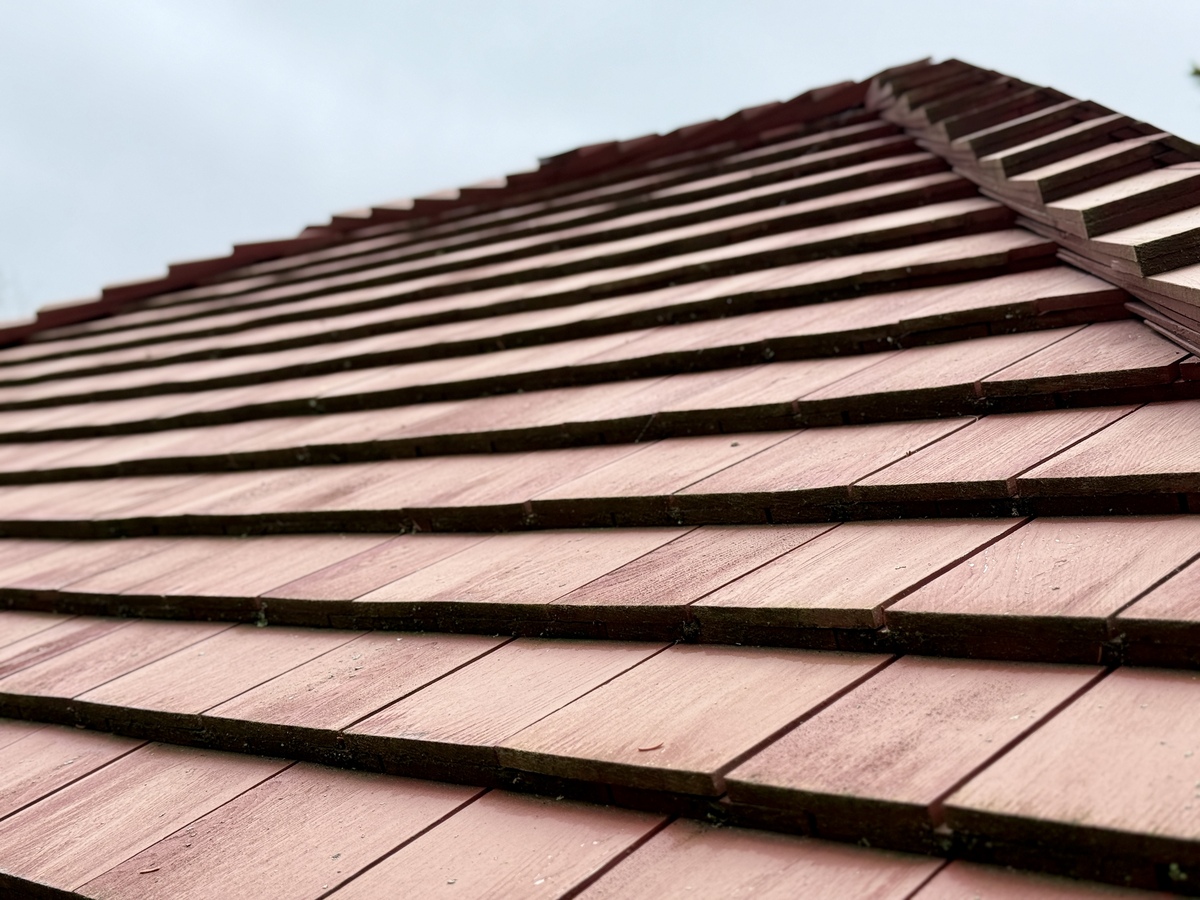 Translate to traditional chineseThe external joinery includes soffits fascias and roof verges which are constructed from uPVCalong with a timber and fibreglass canopy above the front door to which the