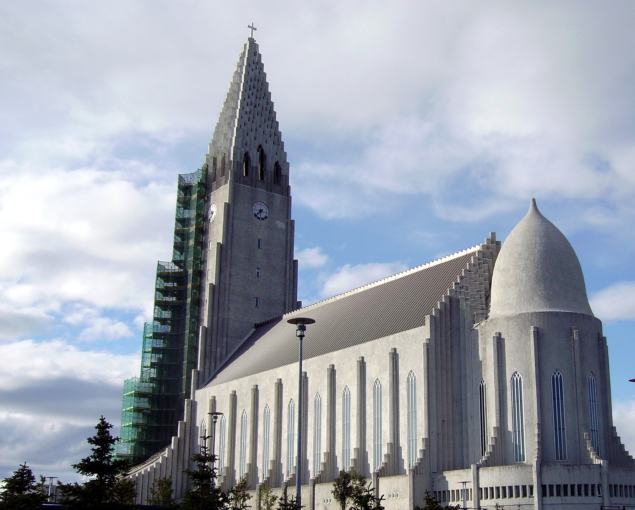 what are differences between church and cathedral