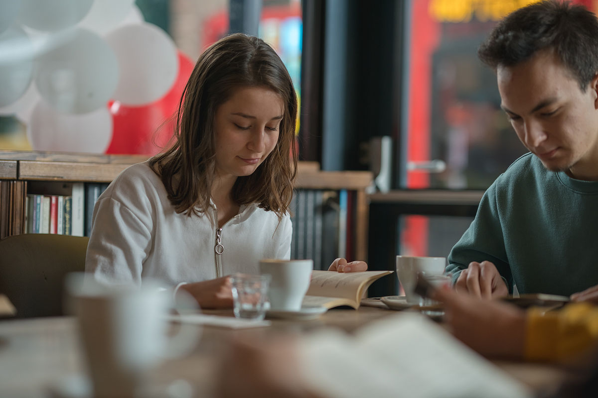 请你就影片中的多元人生观：不同的角度和体验在电影中可以看到荣辱、爱情、亲情等多方面的人生观。发表一千字的观点