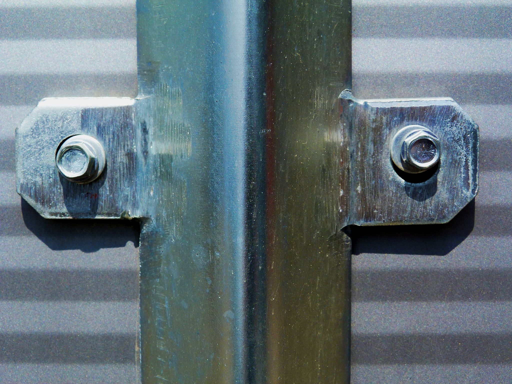 缩写：本实用新型的目的是为了解决现有技术中存在的缺点而提出的一种安装配件及金属软接头。为了实现上述目的本实用新型采用了如下技术方案：一种安装配件及金属软接头包括连接块和安装块所述连接块靠近安装块的一侧固定设置有安装板所述安装板中贯穿设置有多个固定筒每个所述固定筒中插设有连接杆所述连接杆位于固定筒外的一端固定设置有按钮所述连接杆位于固定筒内的部分连接有自动安装装置。优选地所述自动安装装置包括卡锁结构