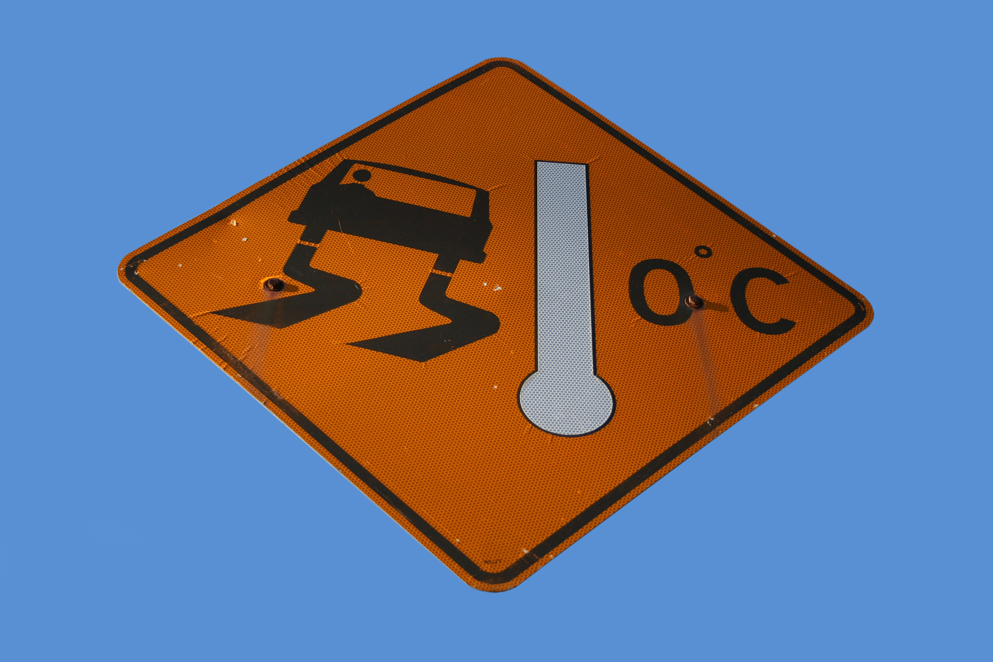 最近天气潮湿地面滑写一个住宿人员安全提醒100字以内