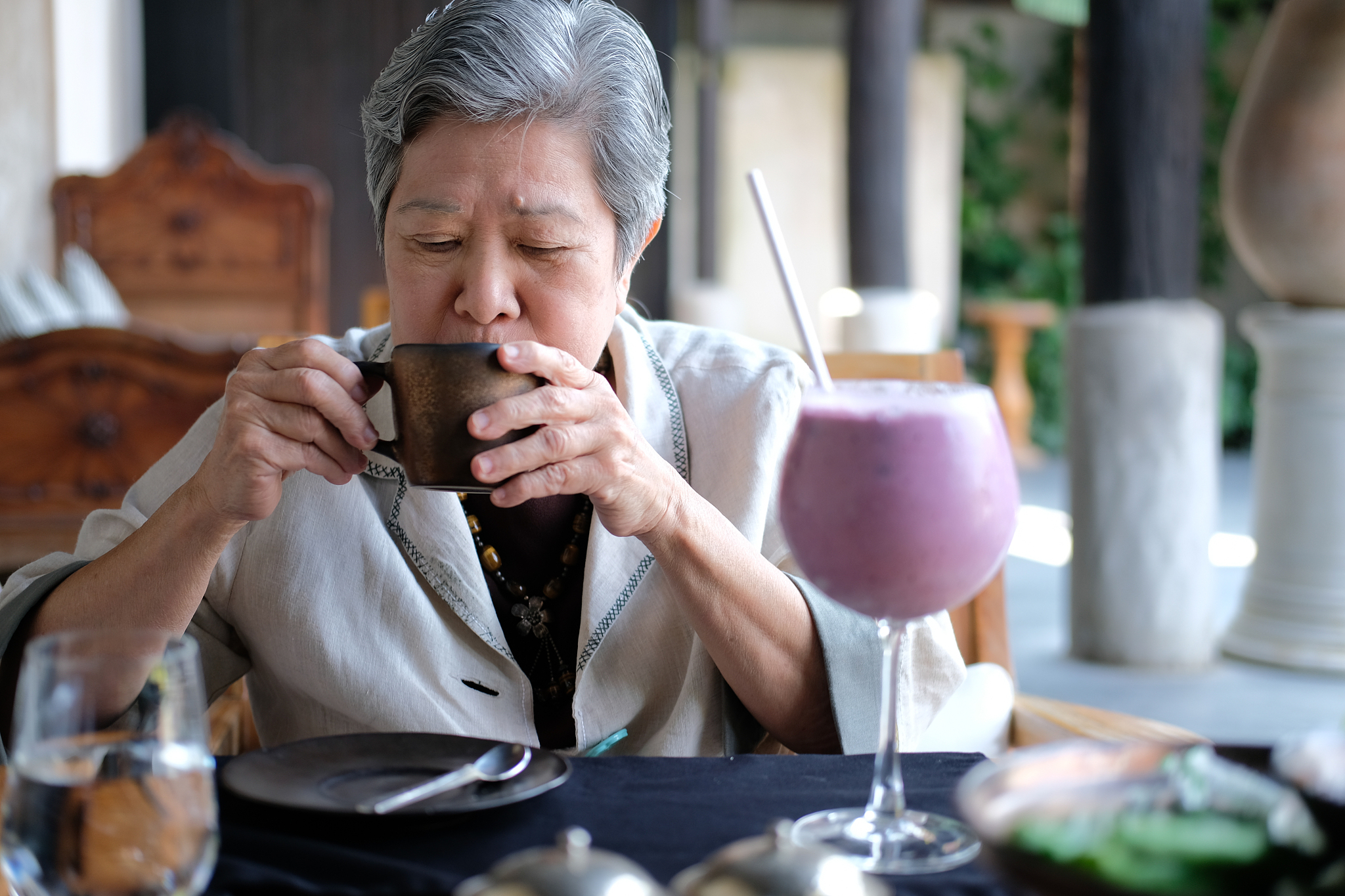 一个仙风道骨的老头在煮丹汤咖啡地上散落着道具椰子咖啡豆奶牛。忽然他停下手里的活左边闻闻右边闻闻随后跟着香气飞了出去最好是平行移动。从灌木丛里的偷窥视角两个旅者正在休息喝着咖位的咖啡老者手指一指吹了一口仙气他们的书包便自己打开了飞出来两瓶咖位飞到老者手中老者喝了一口帮我改成剧本